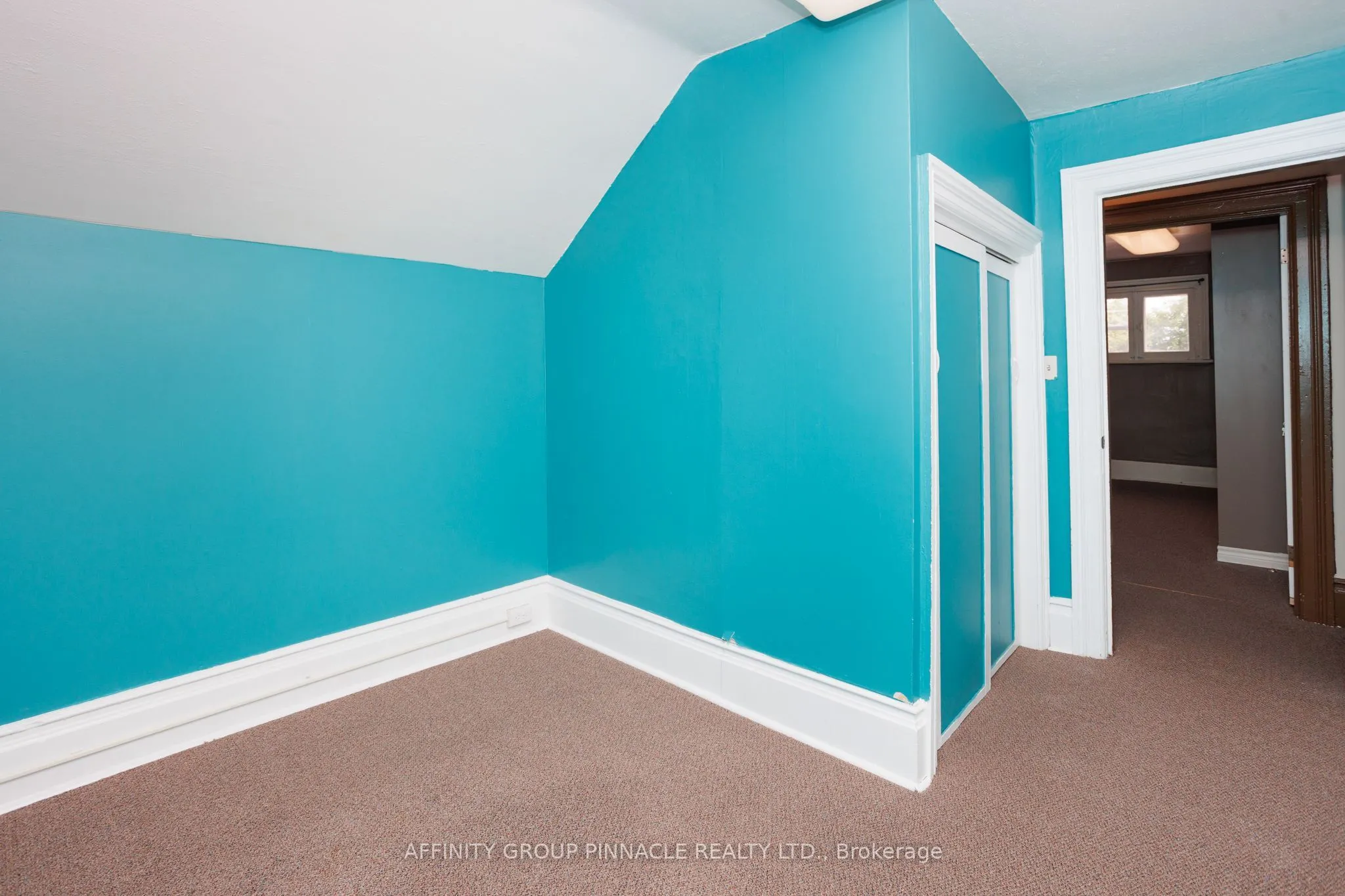 221 Kent Street W