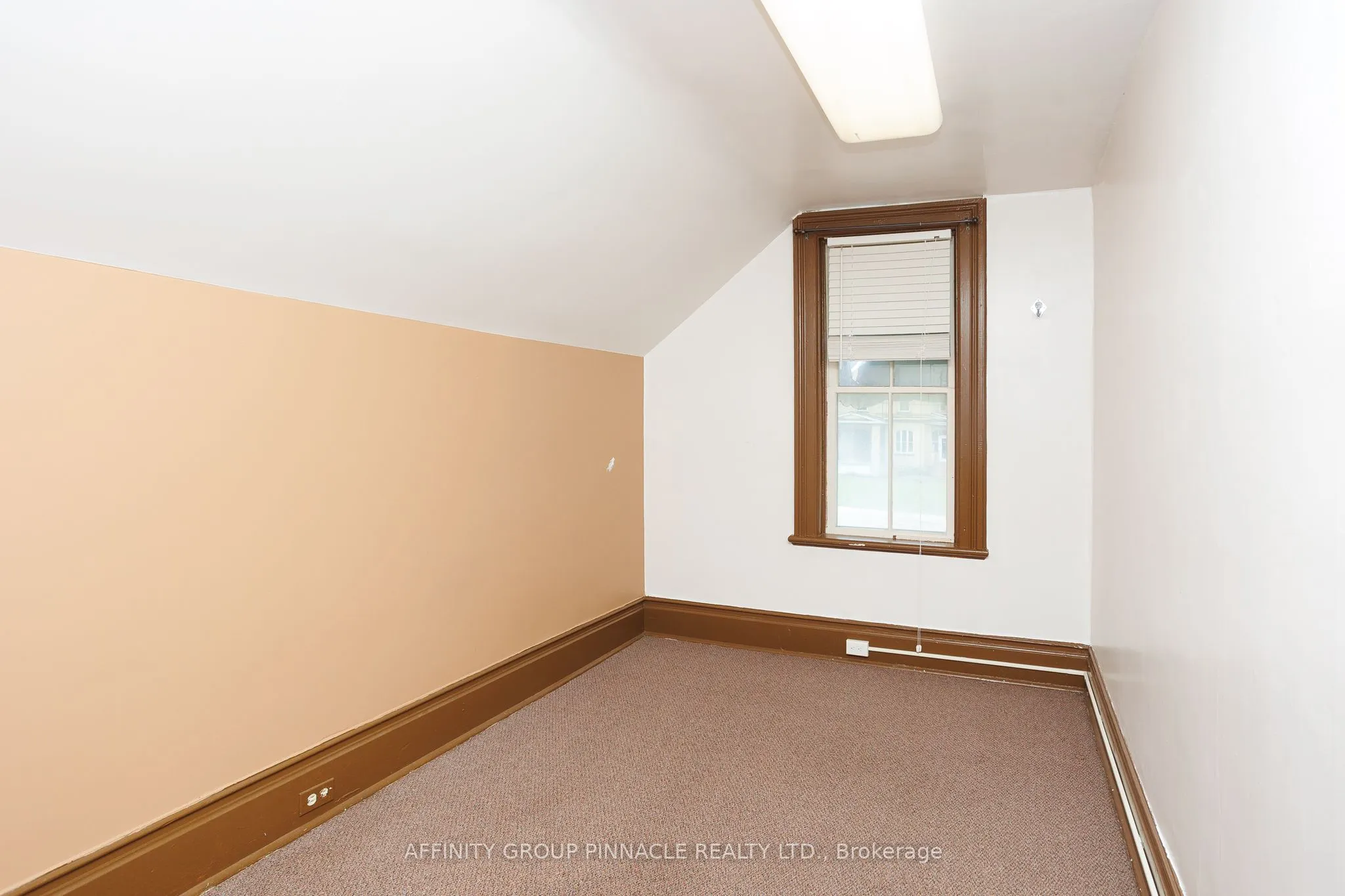 221 Kent Street W