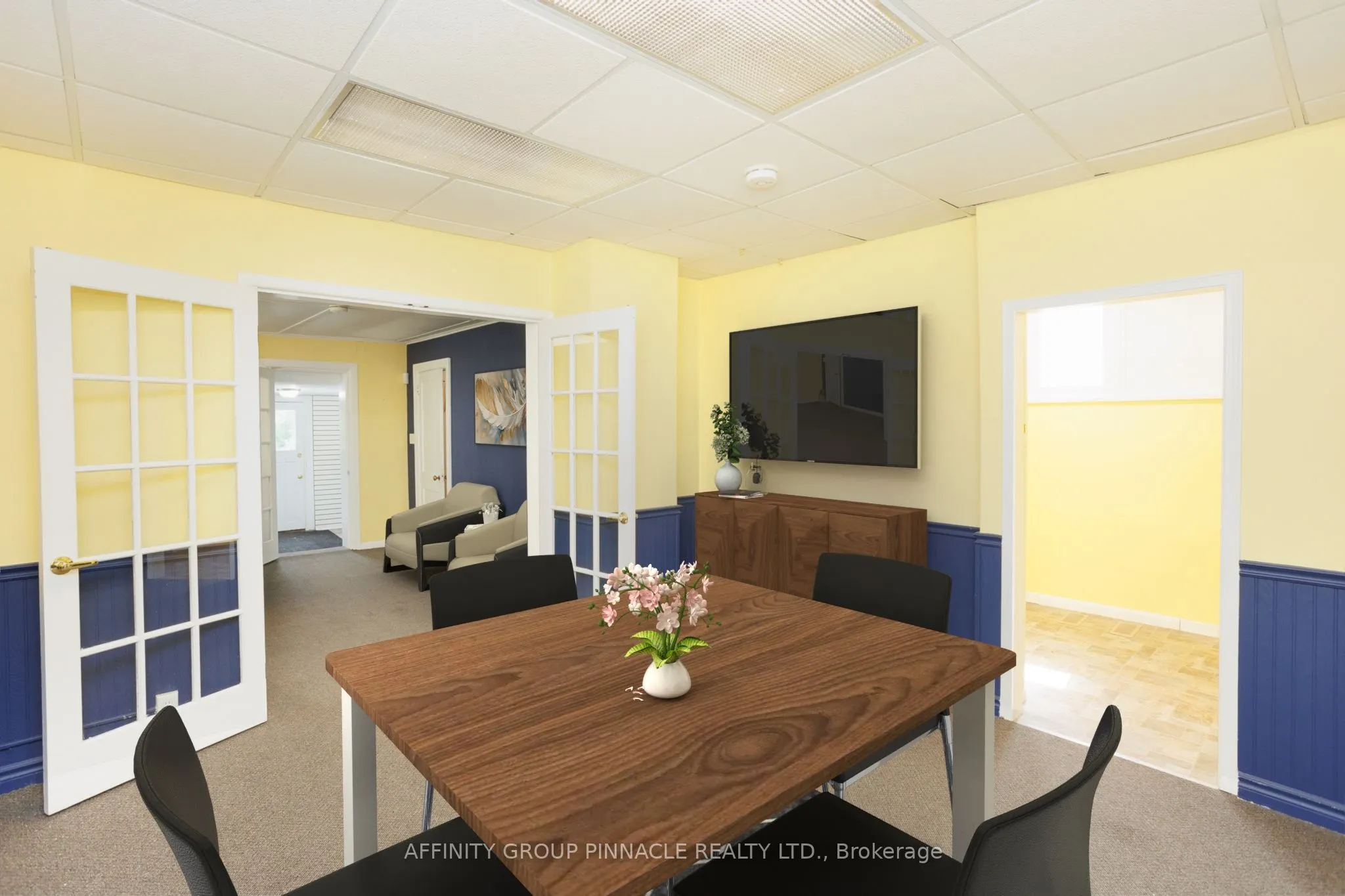 221 Kent Street W