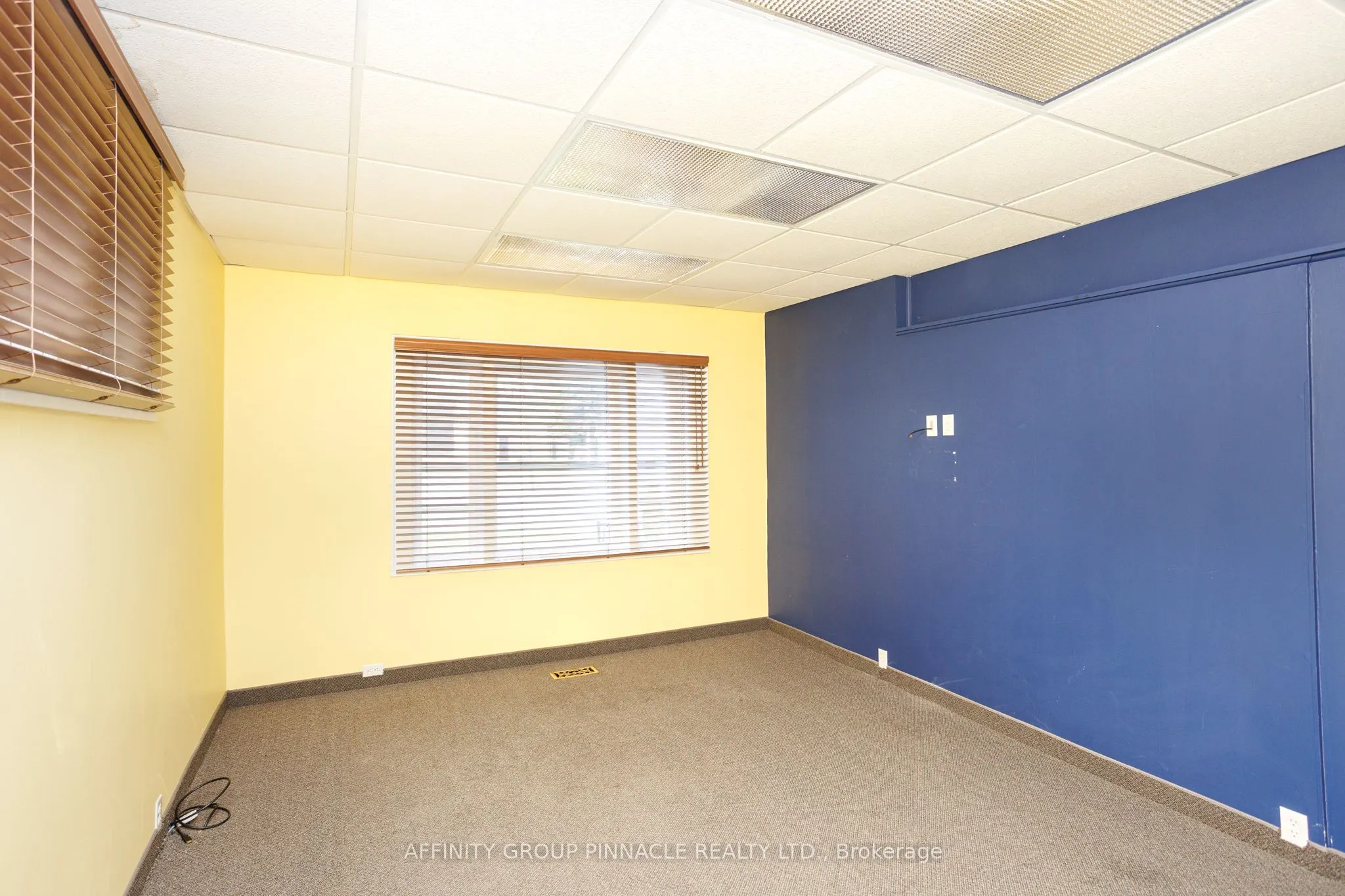 221 Kent Street W