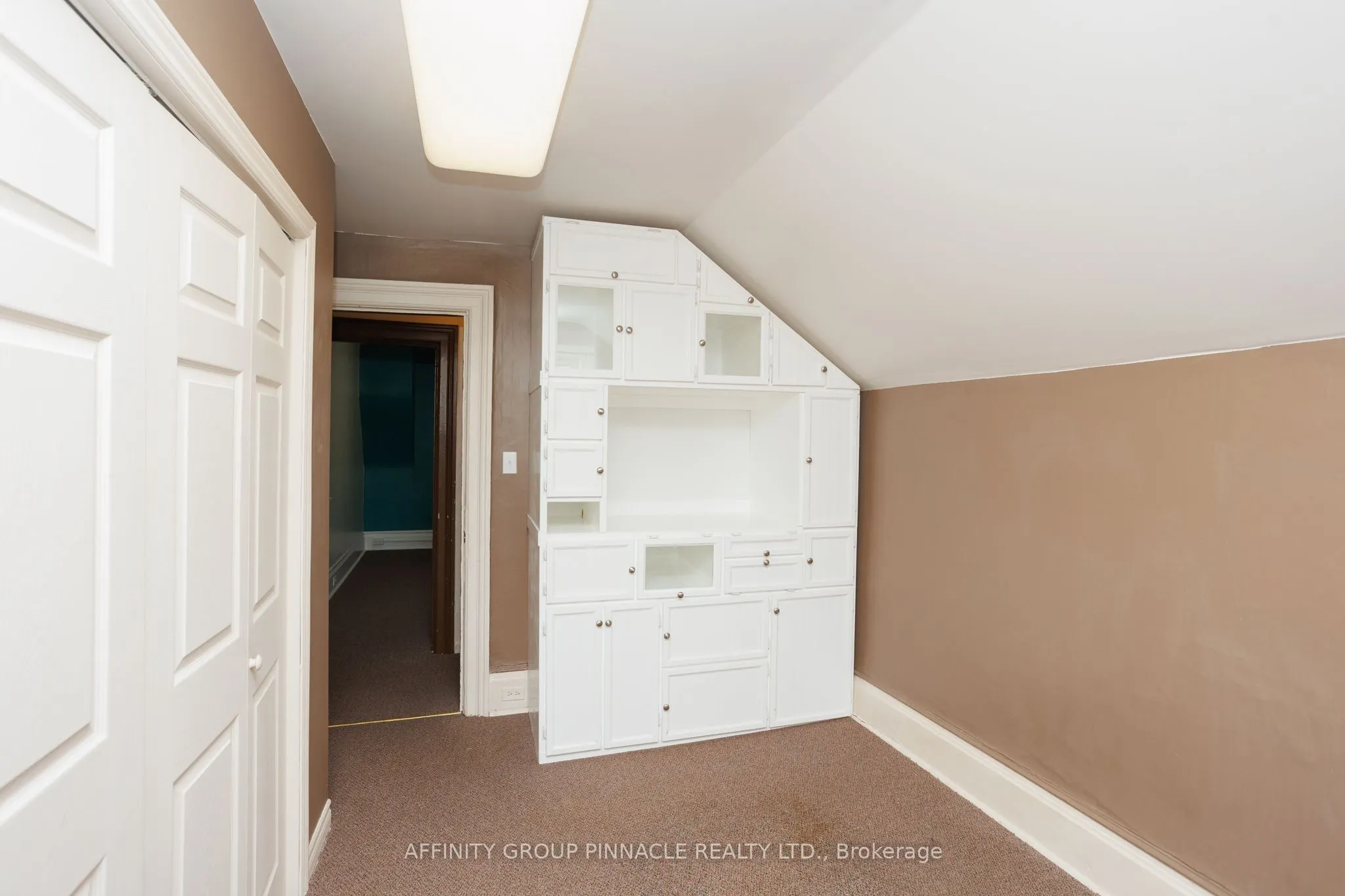 221 Kent Street W