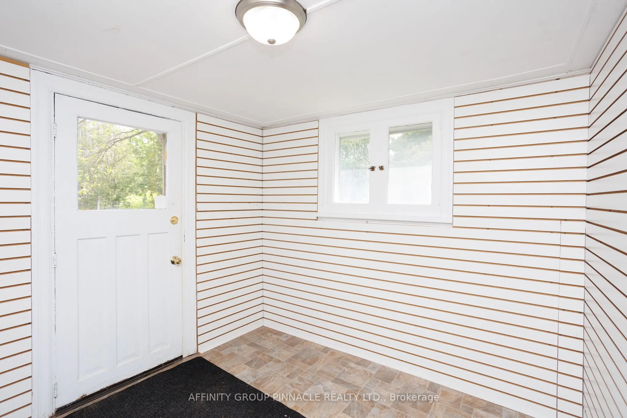 221 Kent Street W