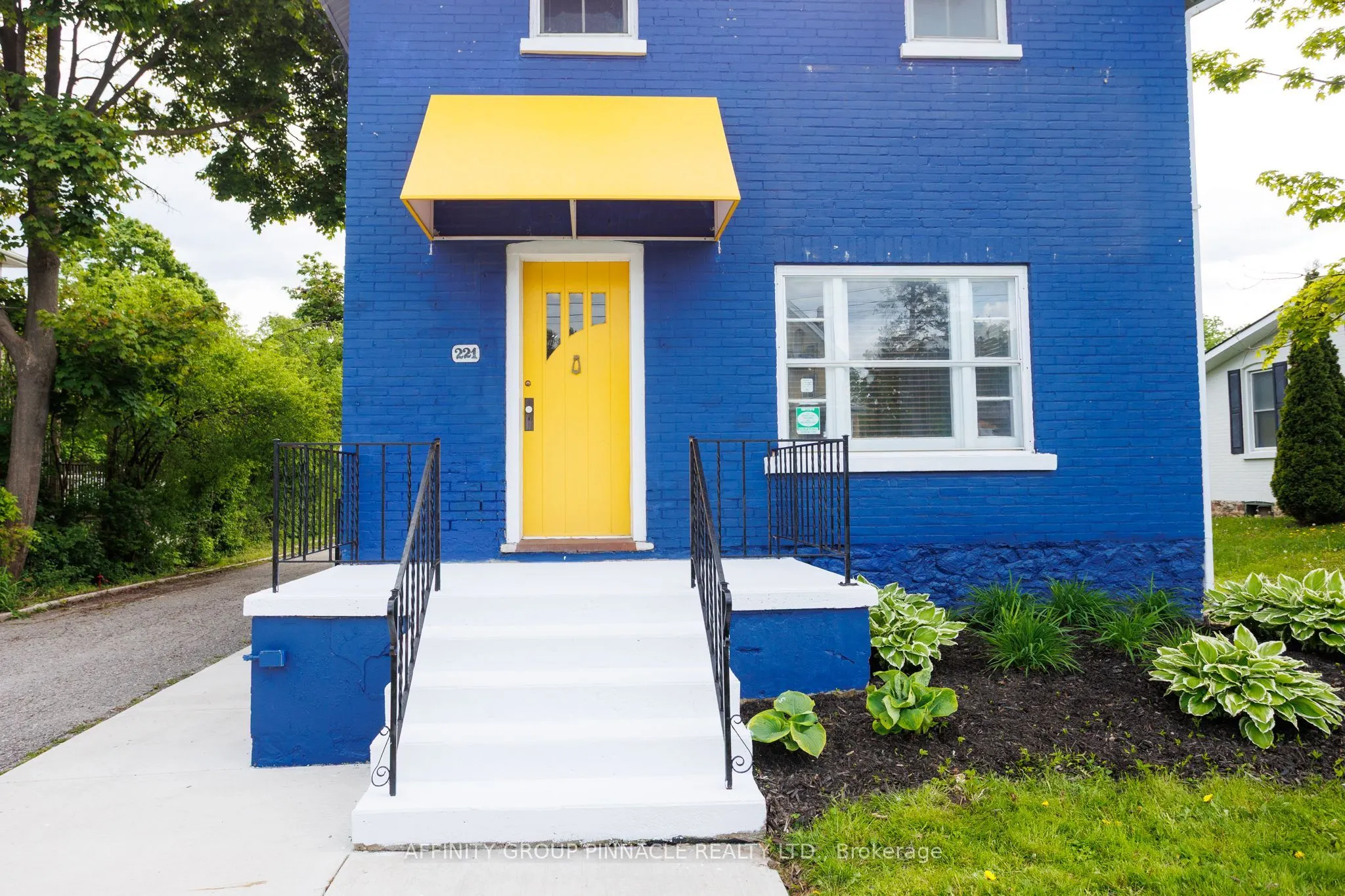 221 Kent Street W