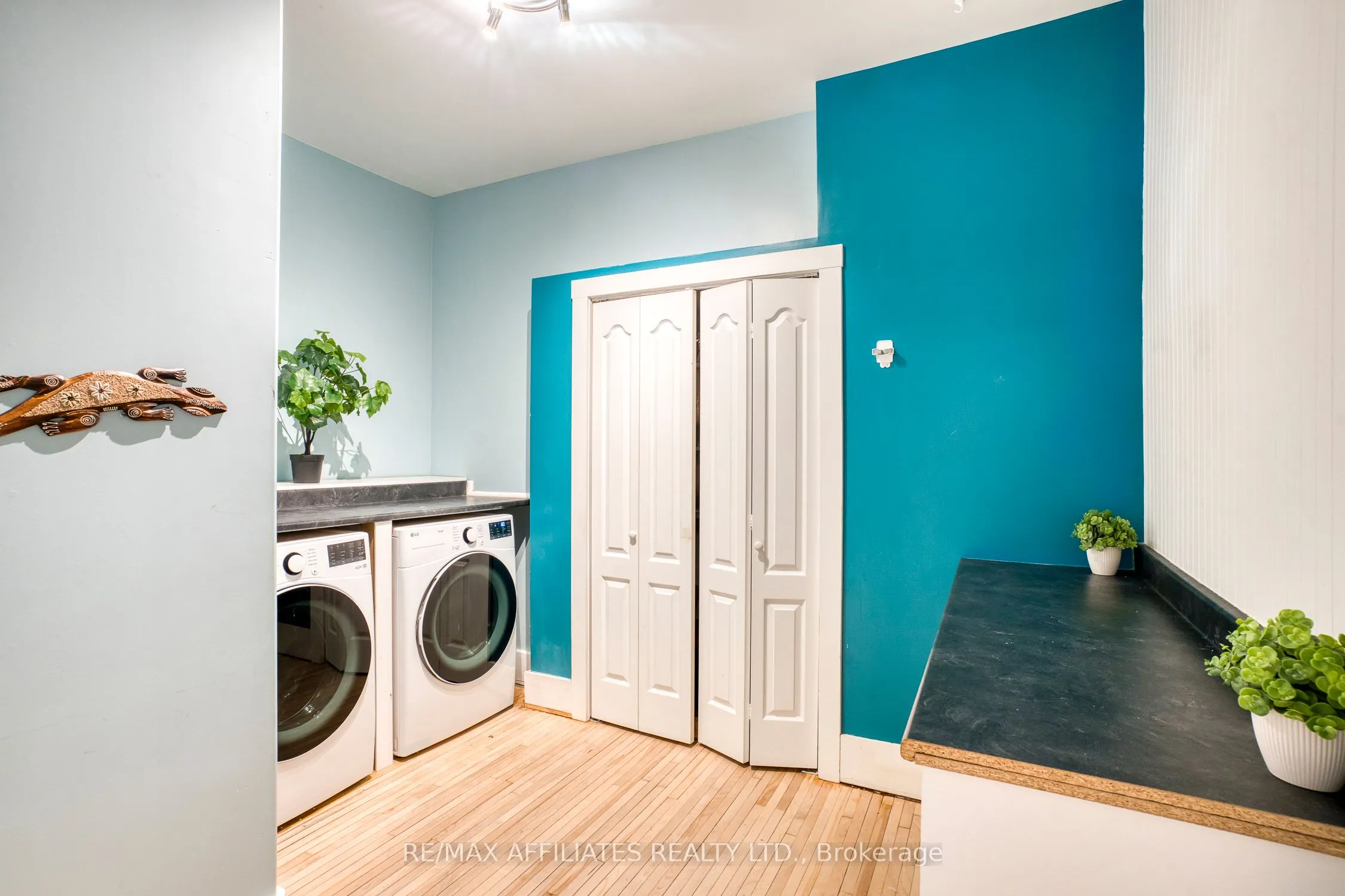 27 Allan Street