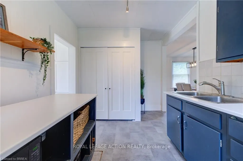 9 Curtis Avenue S