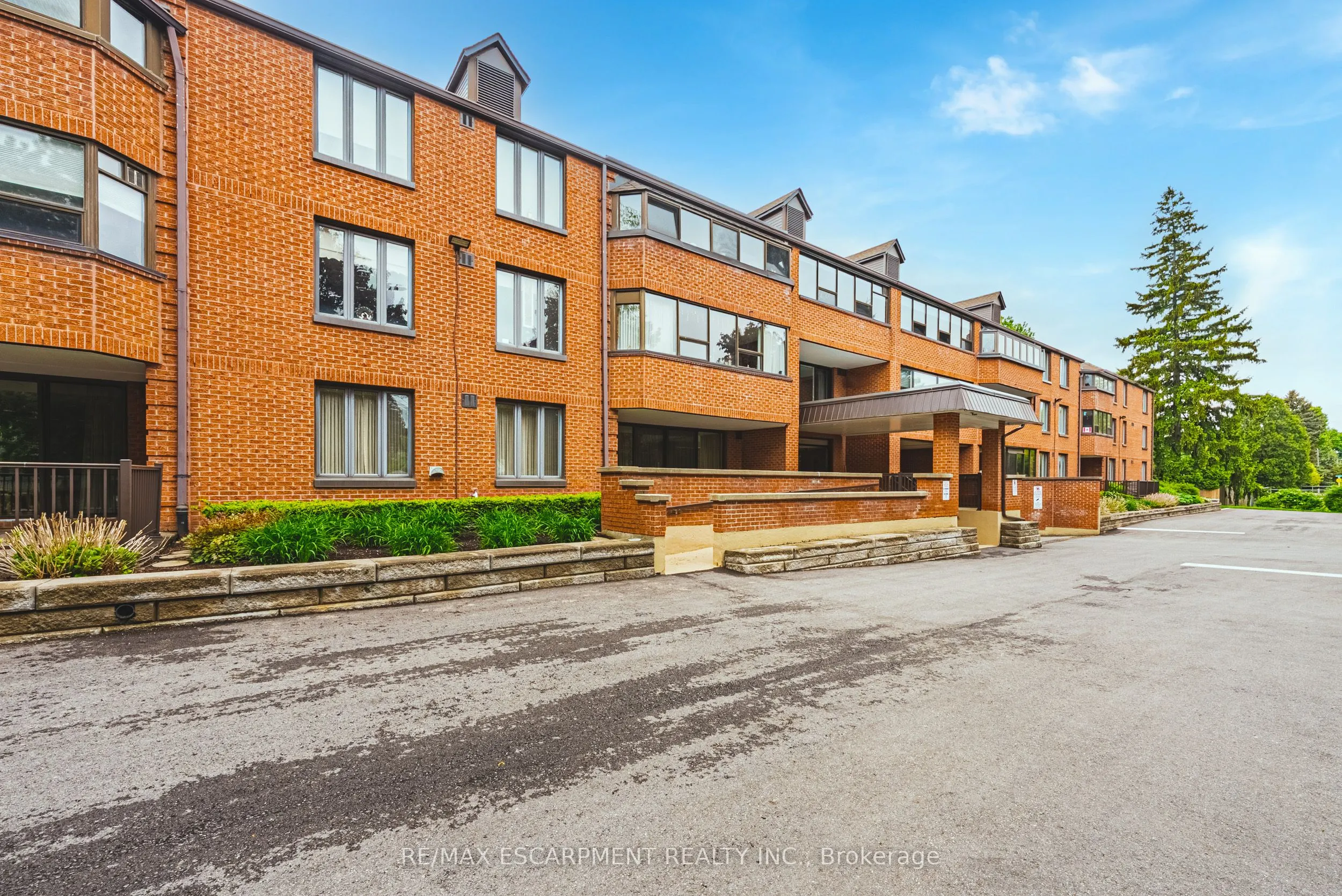 150 WILSON Street W, #215