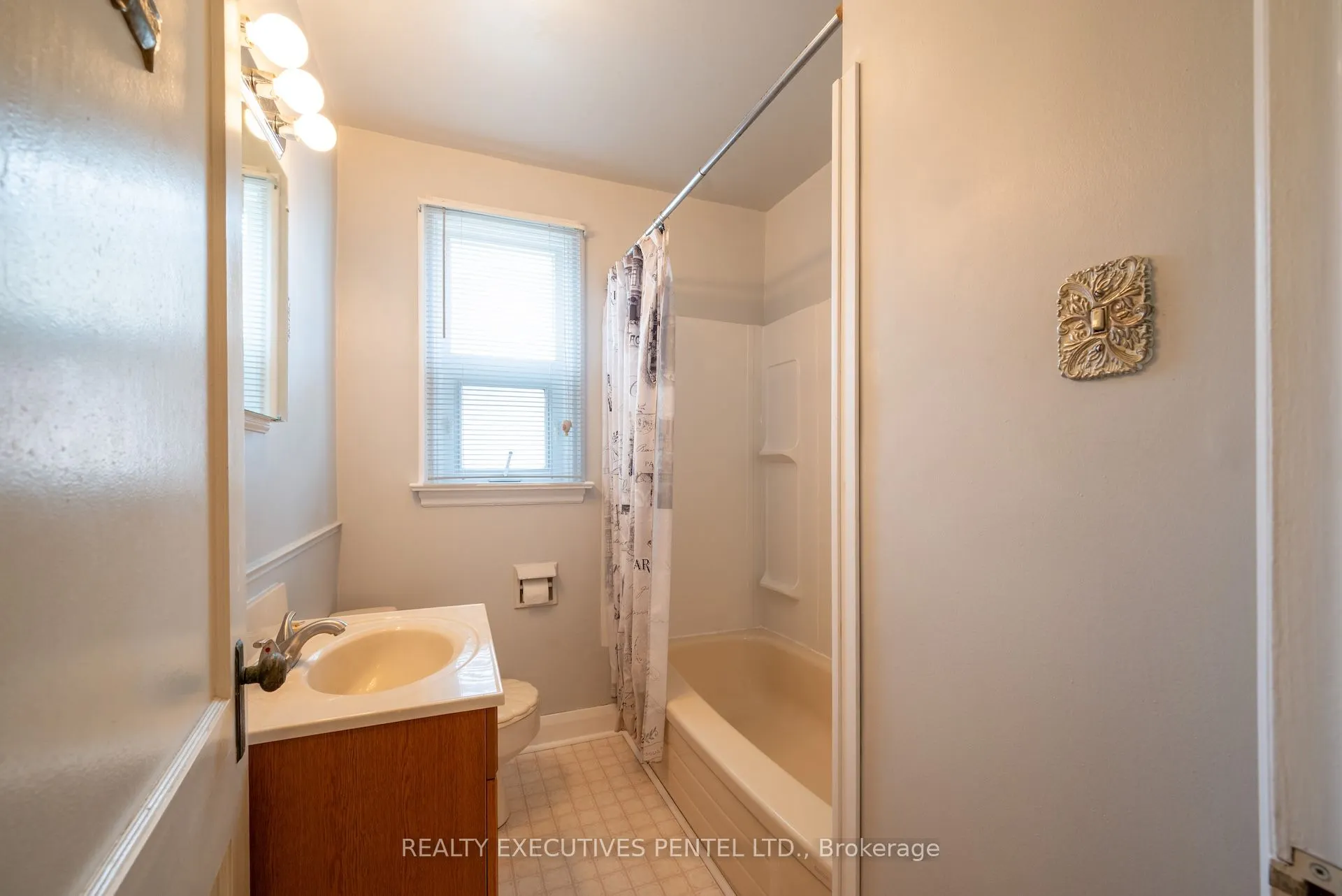 147 Spencer Street E