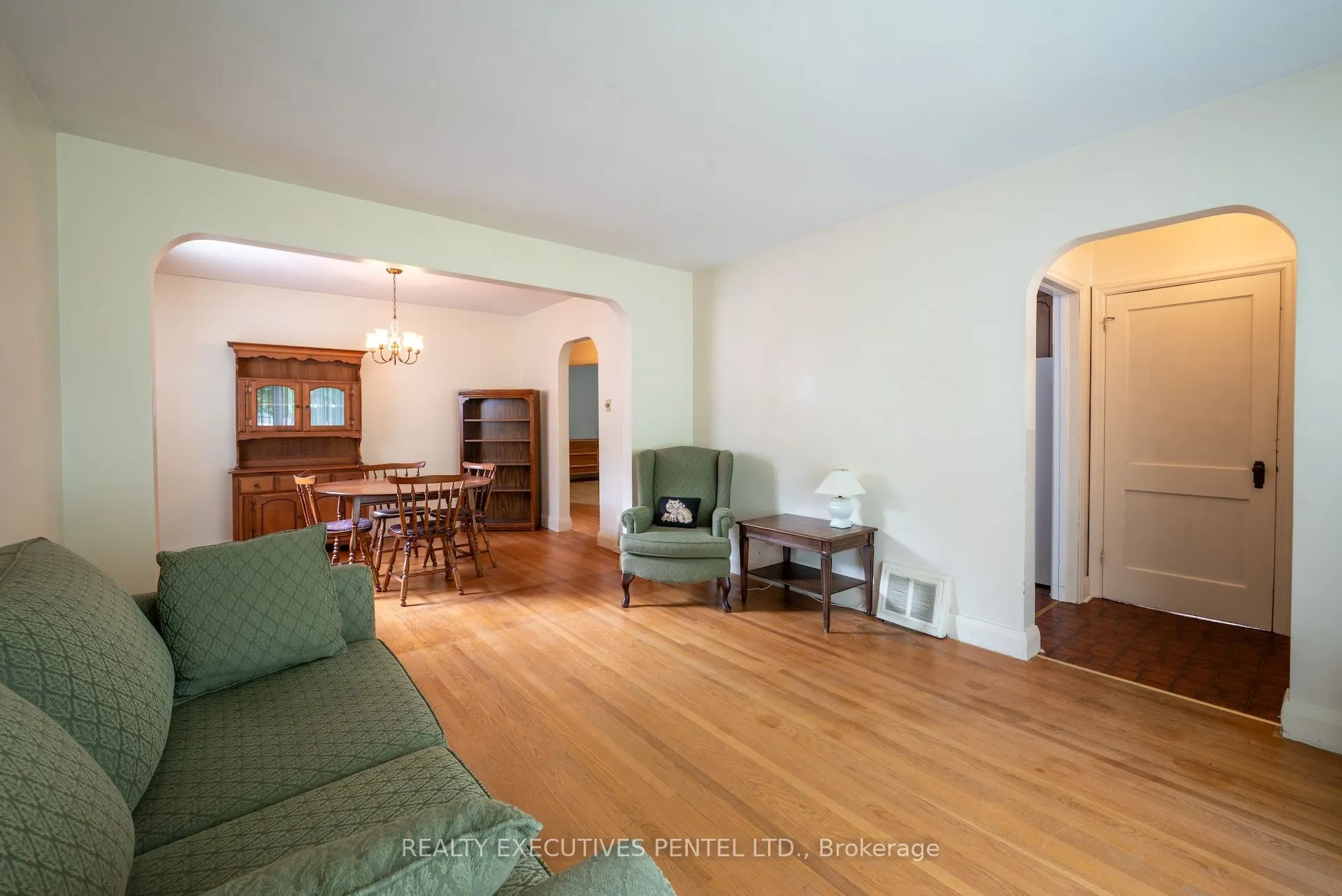 147 Spencer Street E