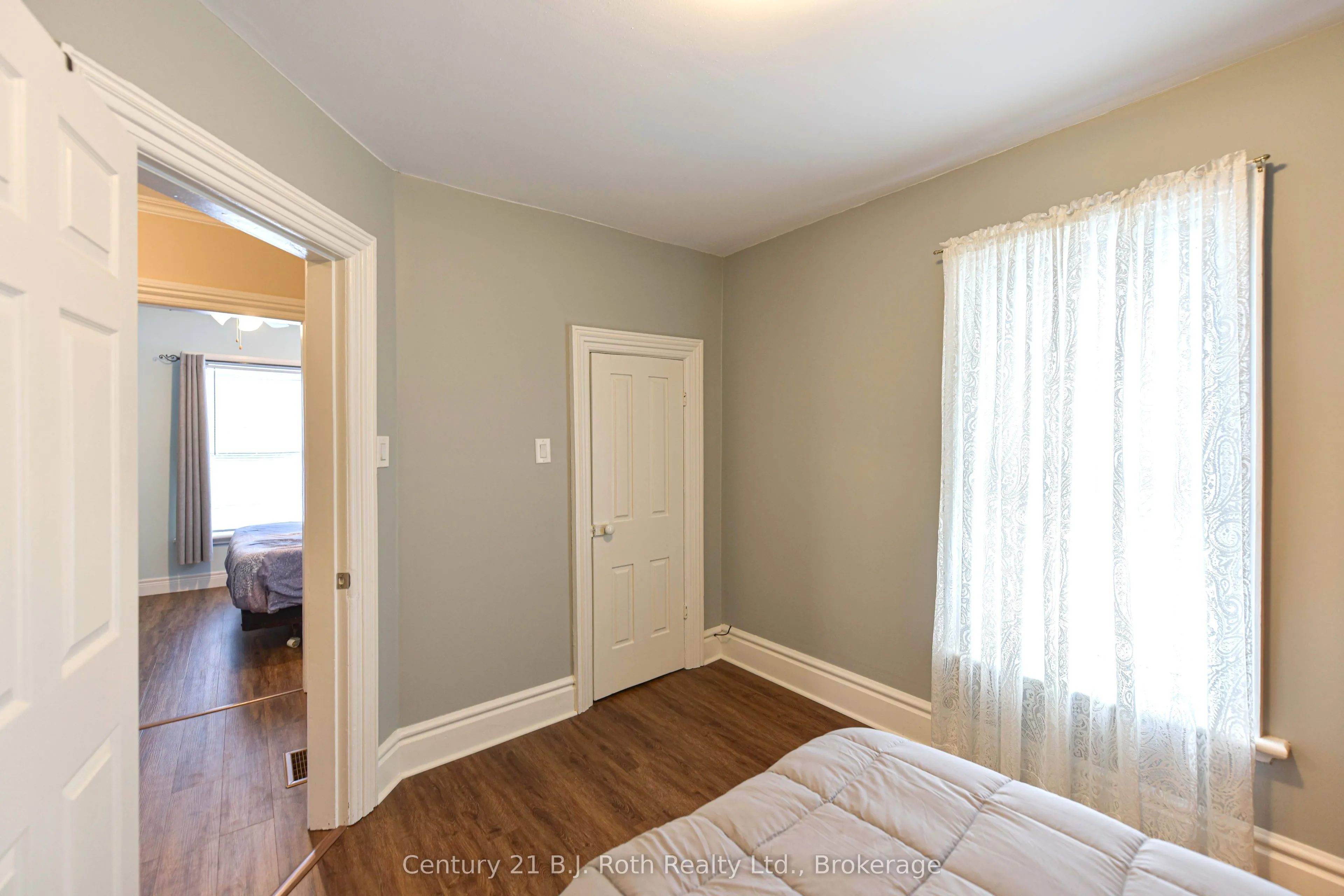 33 Sussex Street S