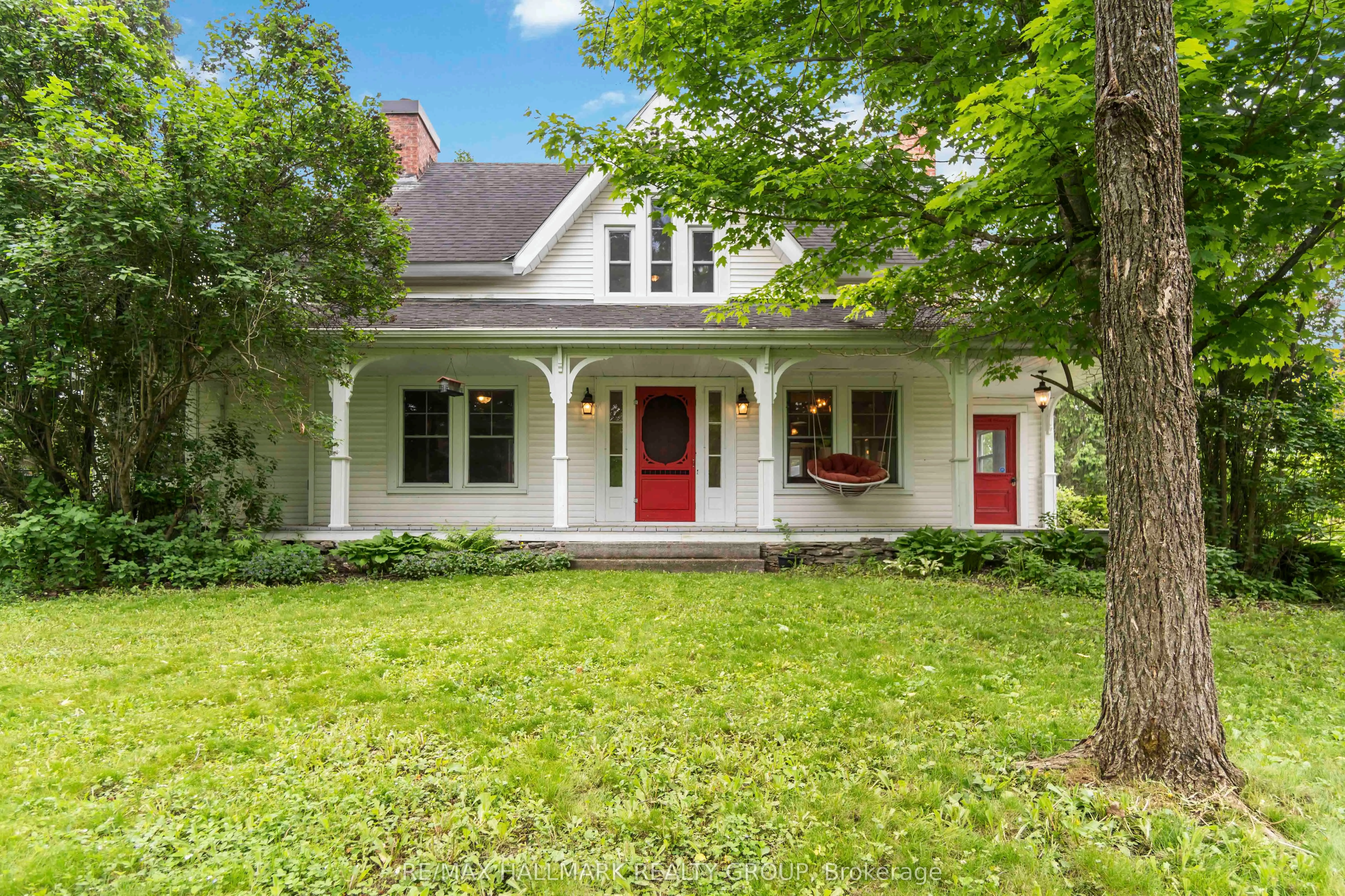689 Front Road W