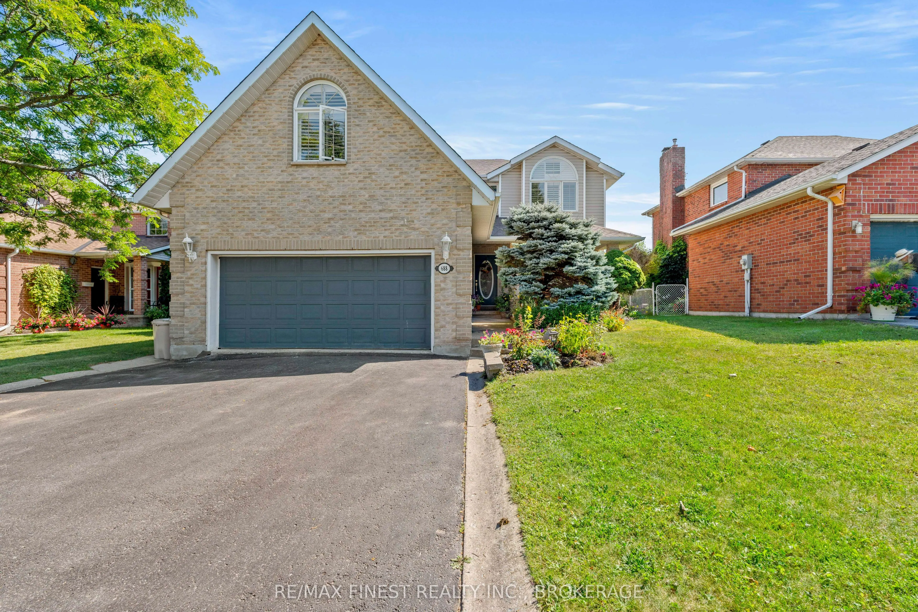 688 PARKSIDE Crescent