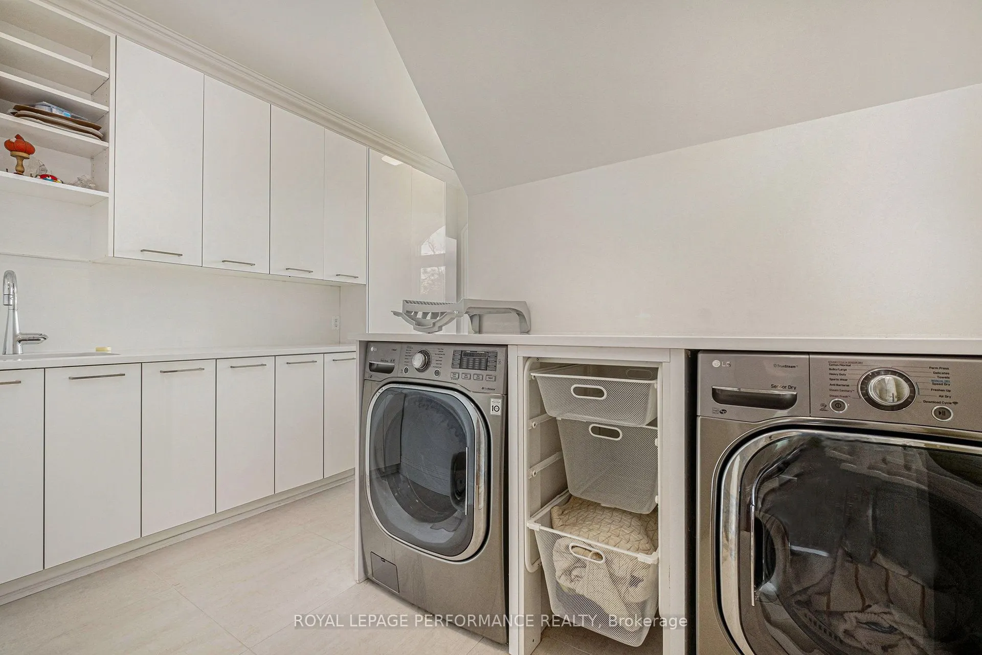 1413 BLACKHORSE Court