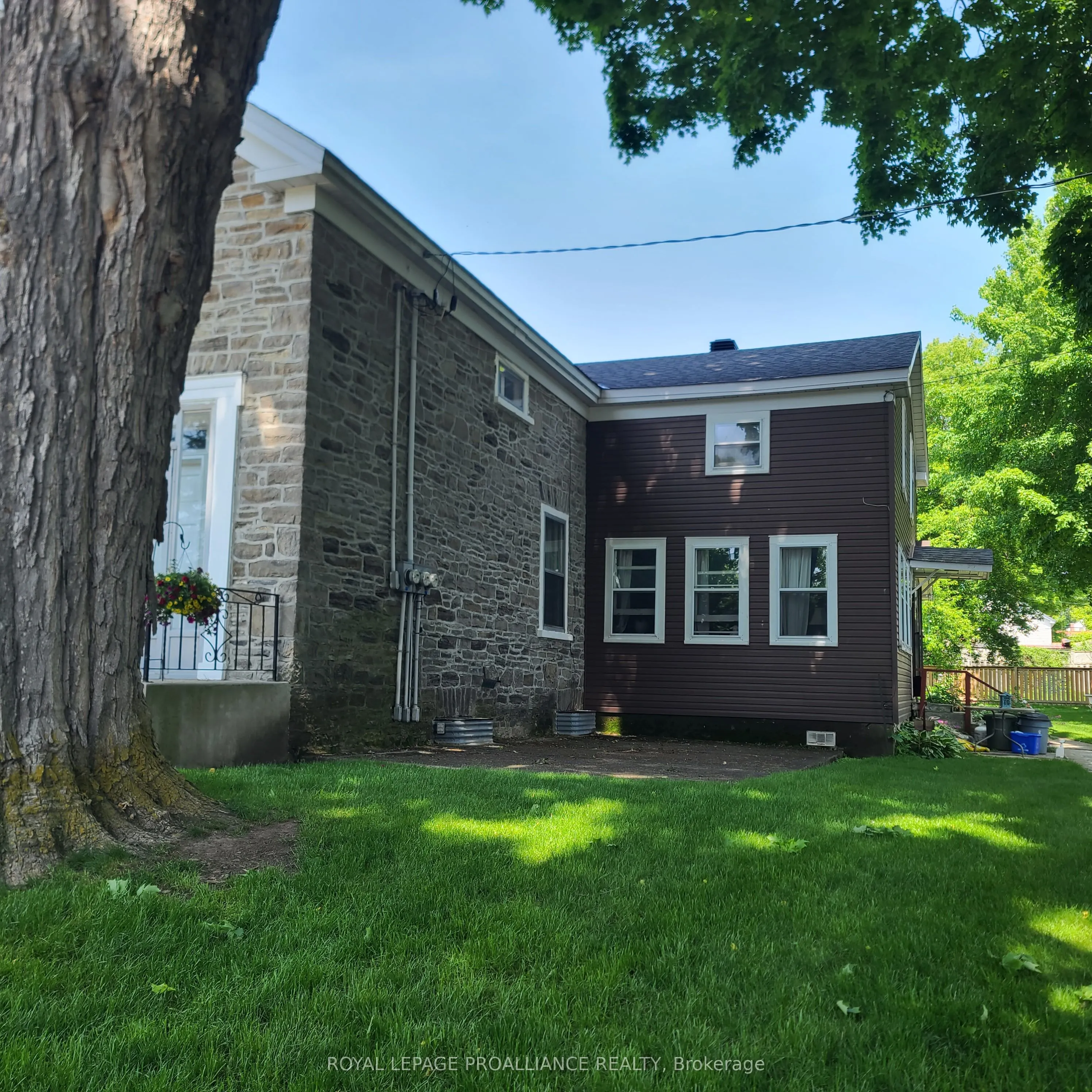 634 Henry Street W