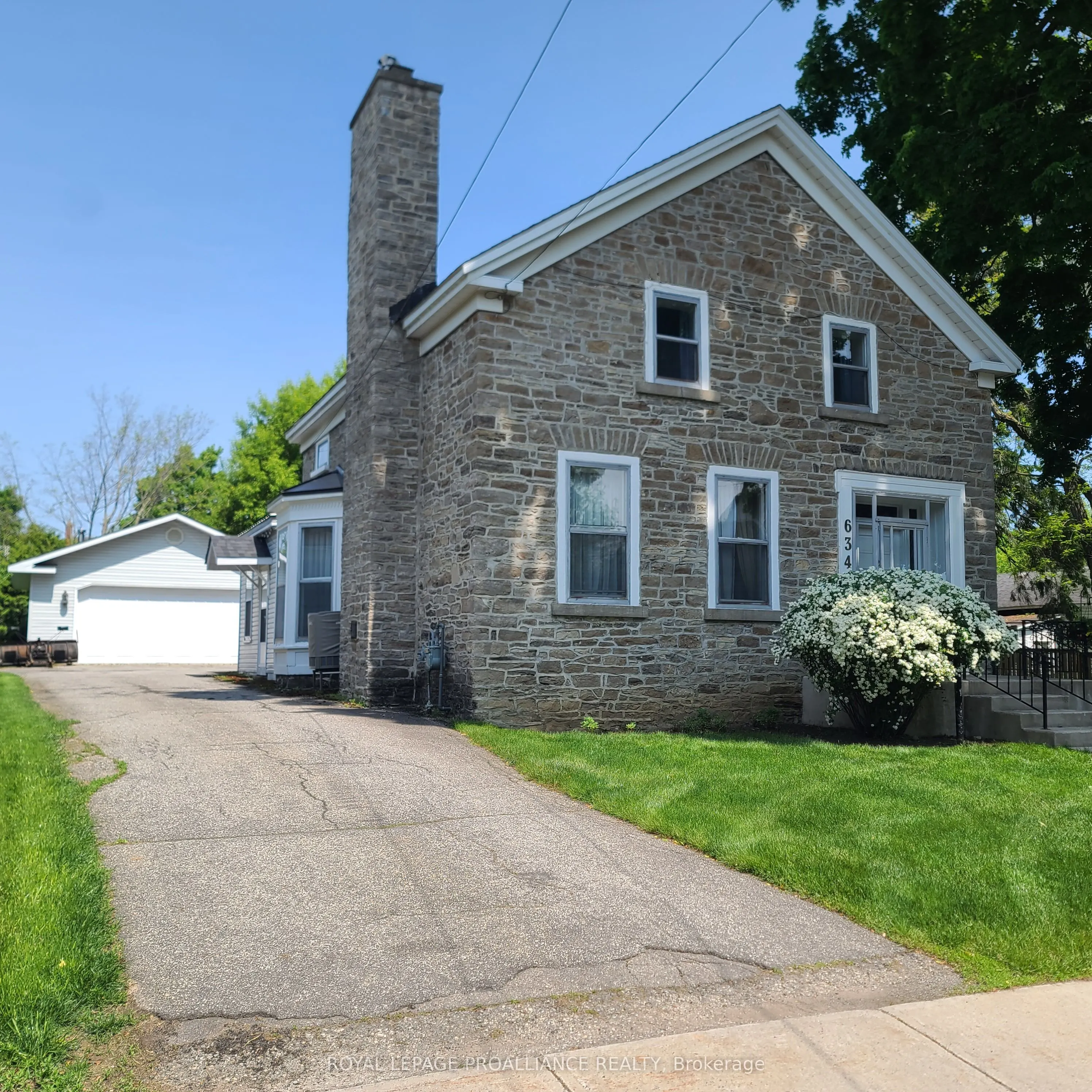 634 Henry Street W