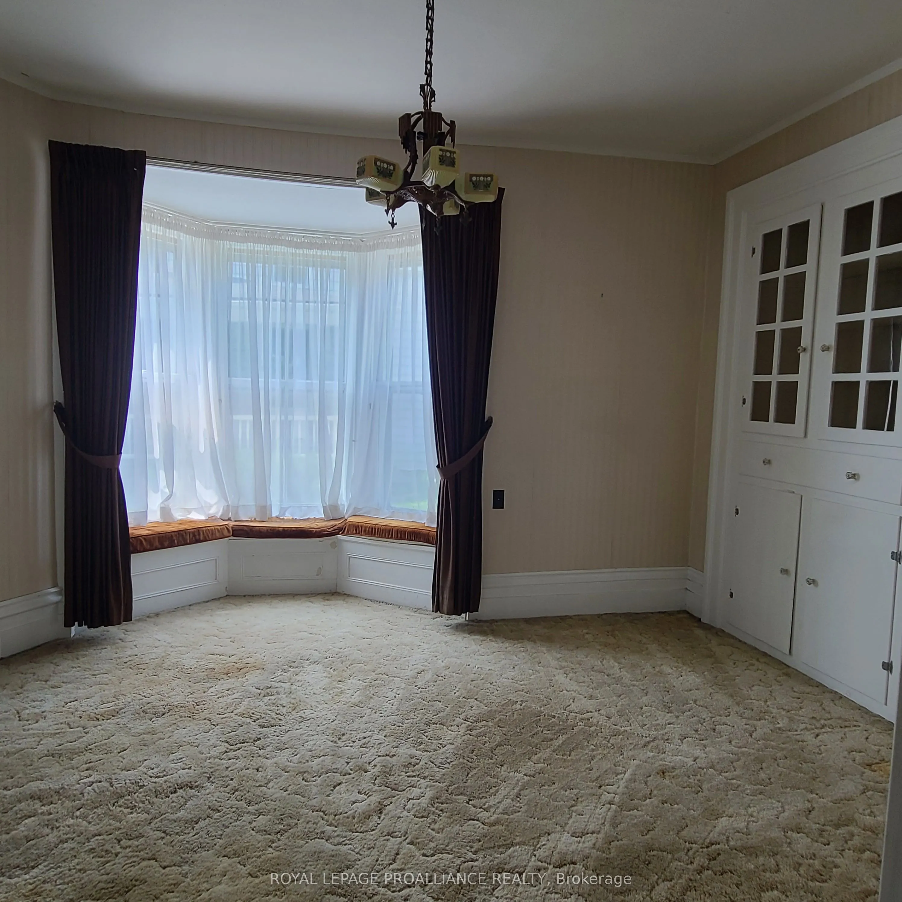 634 Henry Street W
