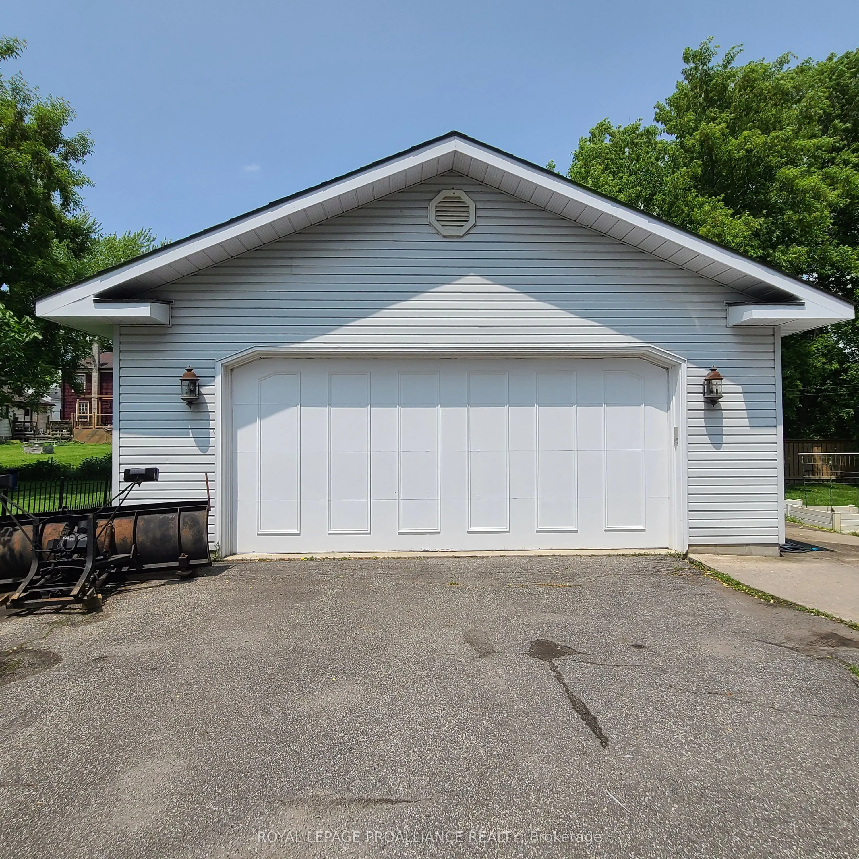 634 Henry Street W
