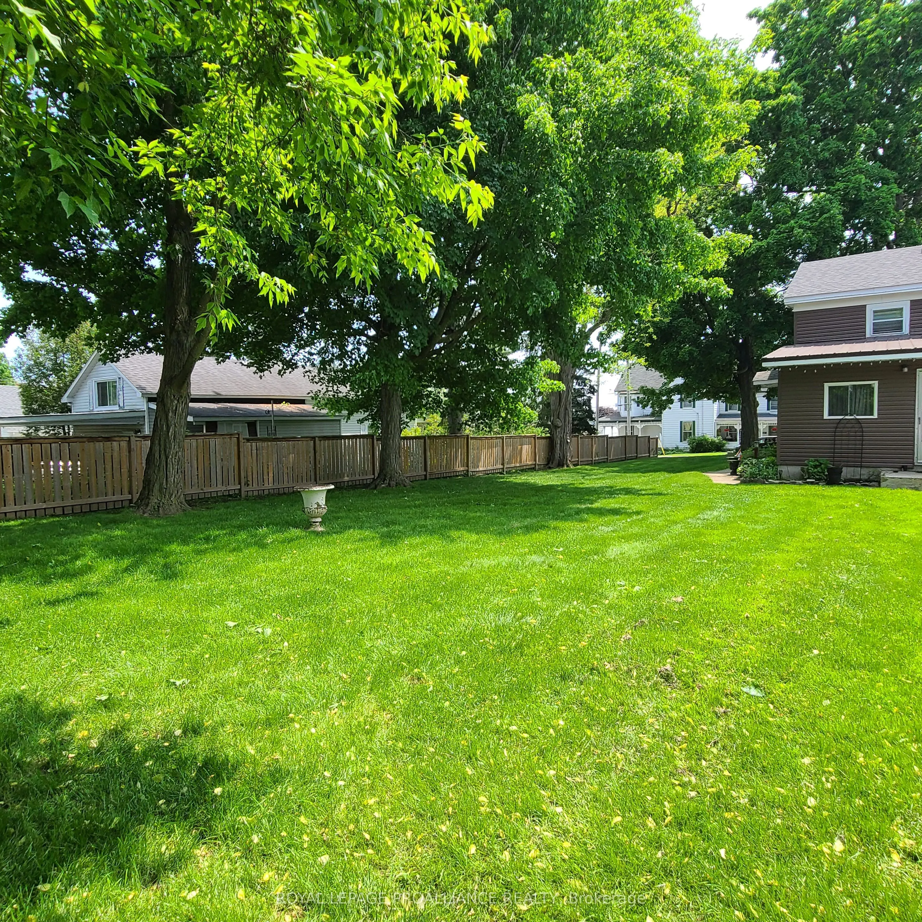 634 Henry Street W