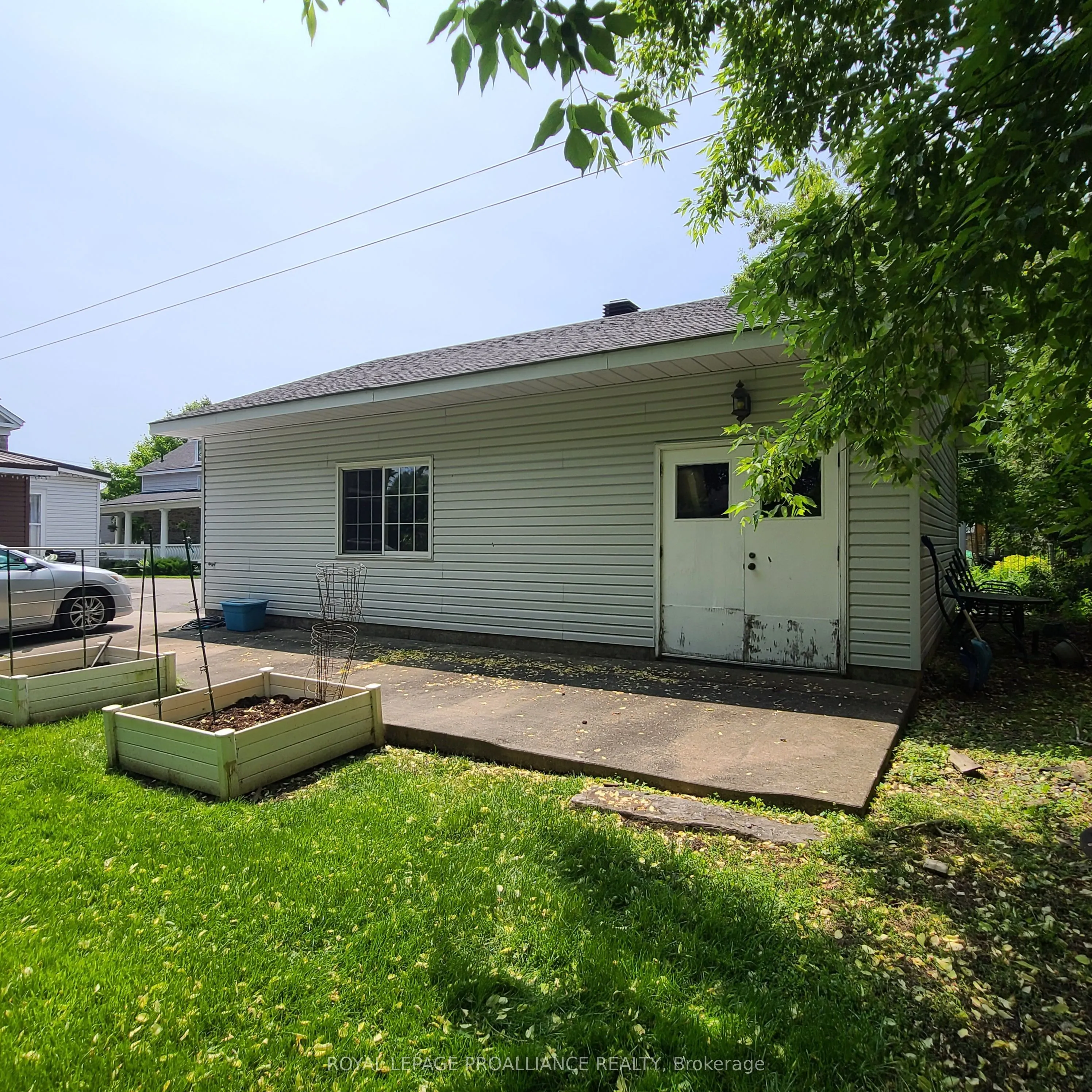 634 Henry Street W