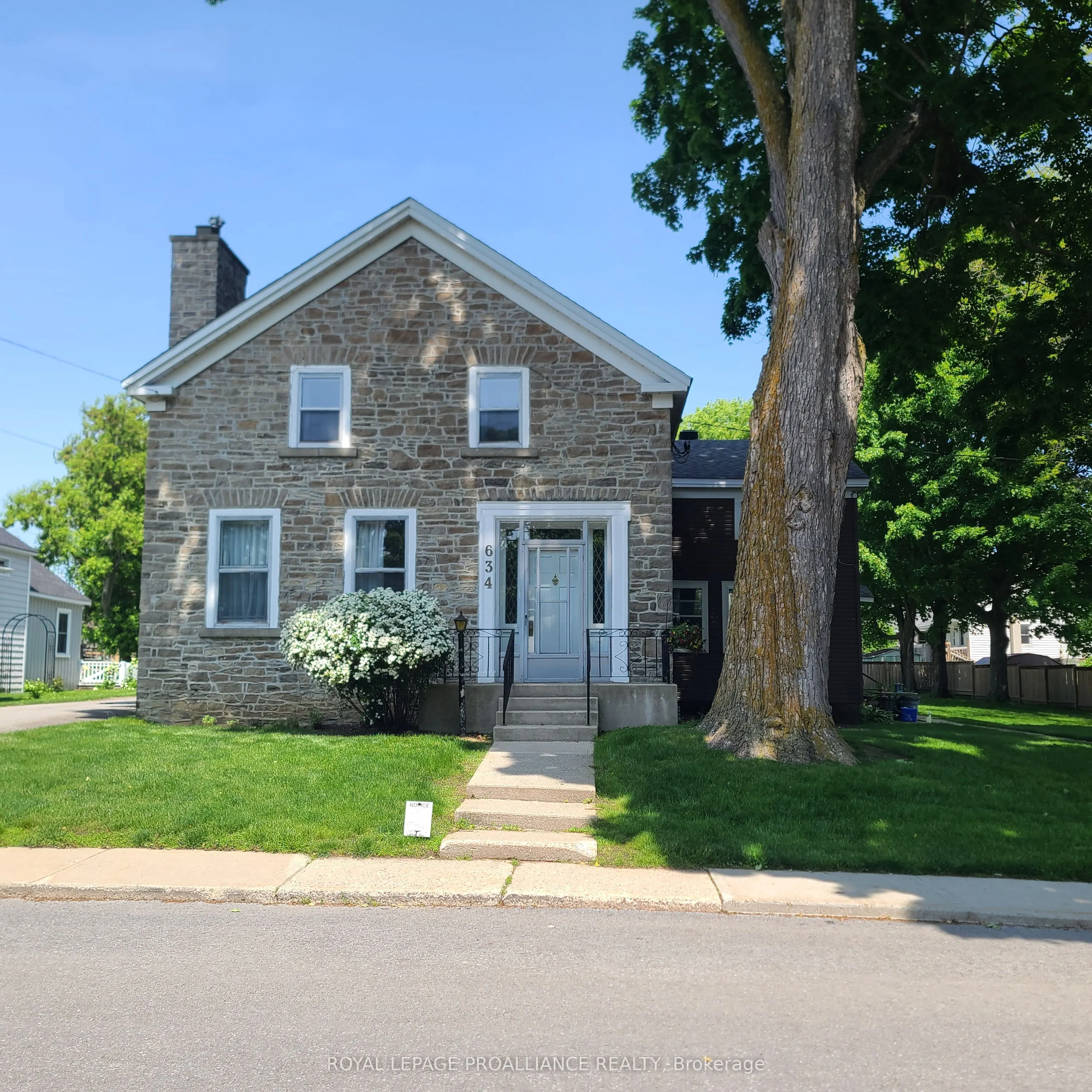 634 Henry Street W