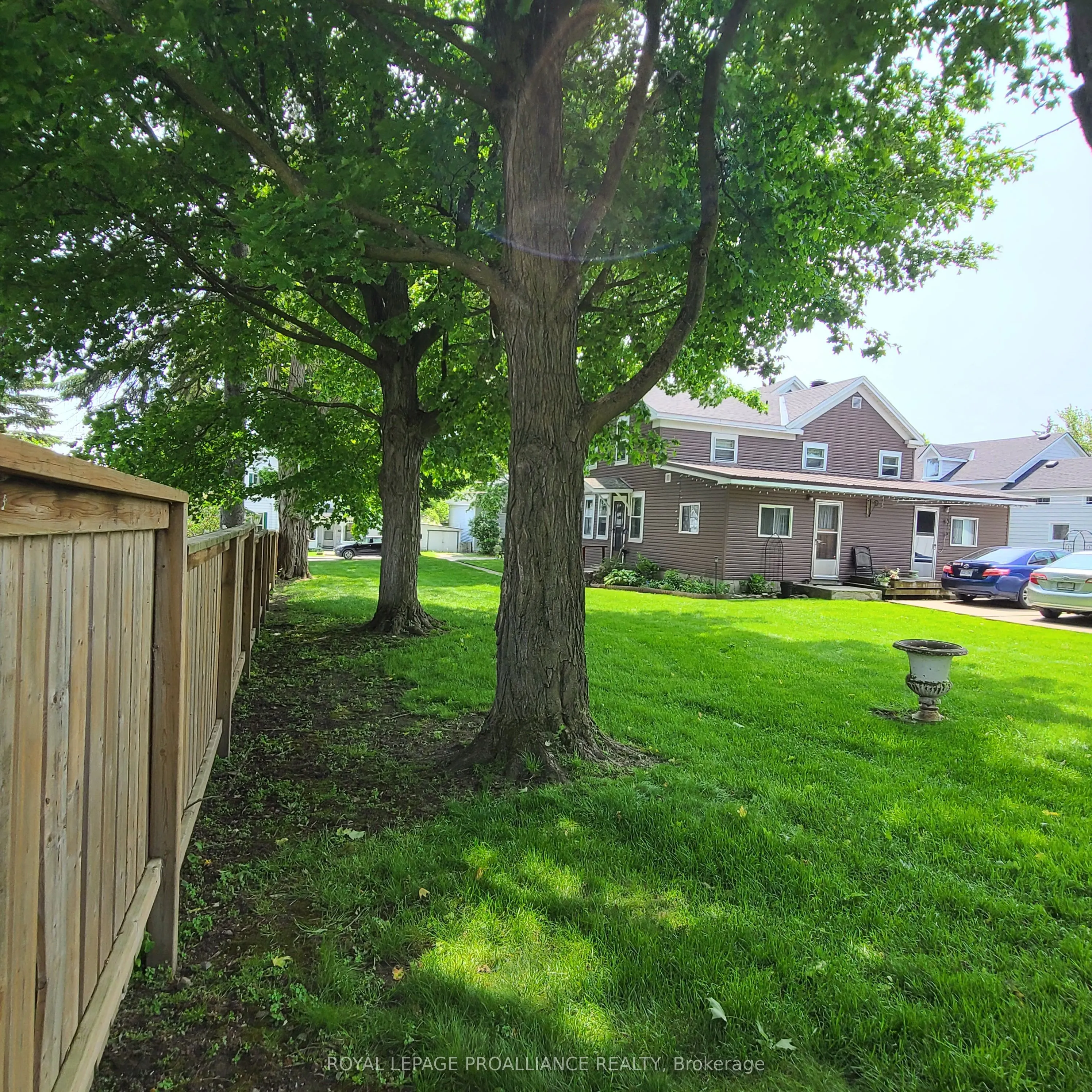 634 Henry Street W