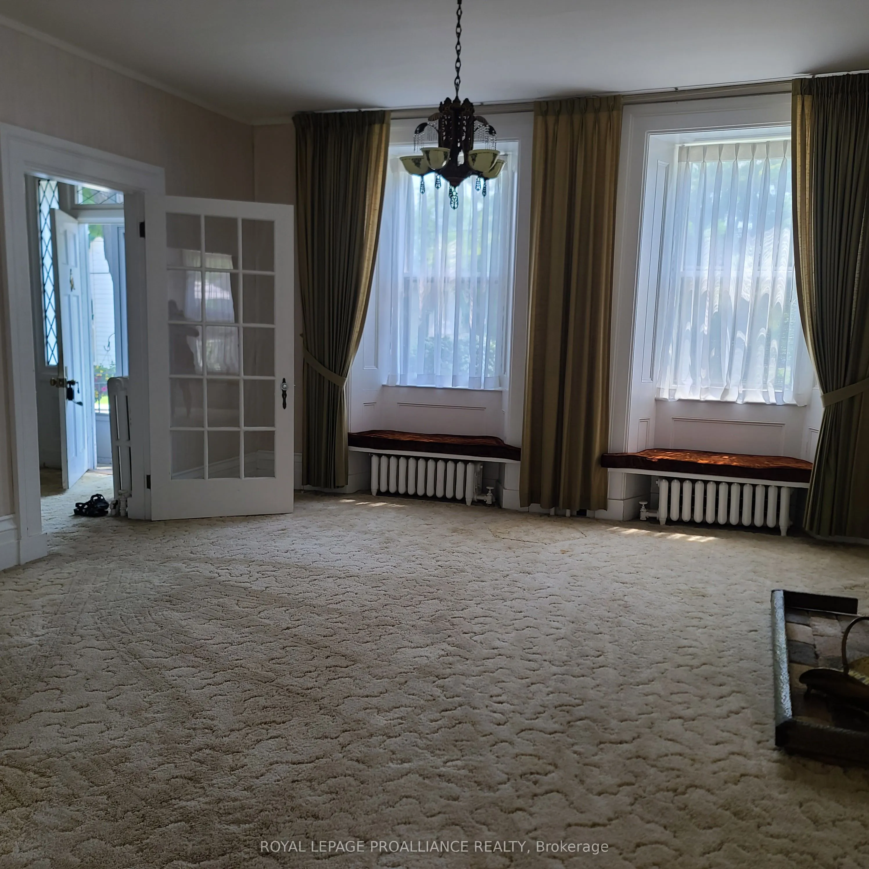 634 Henry Street W