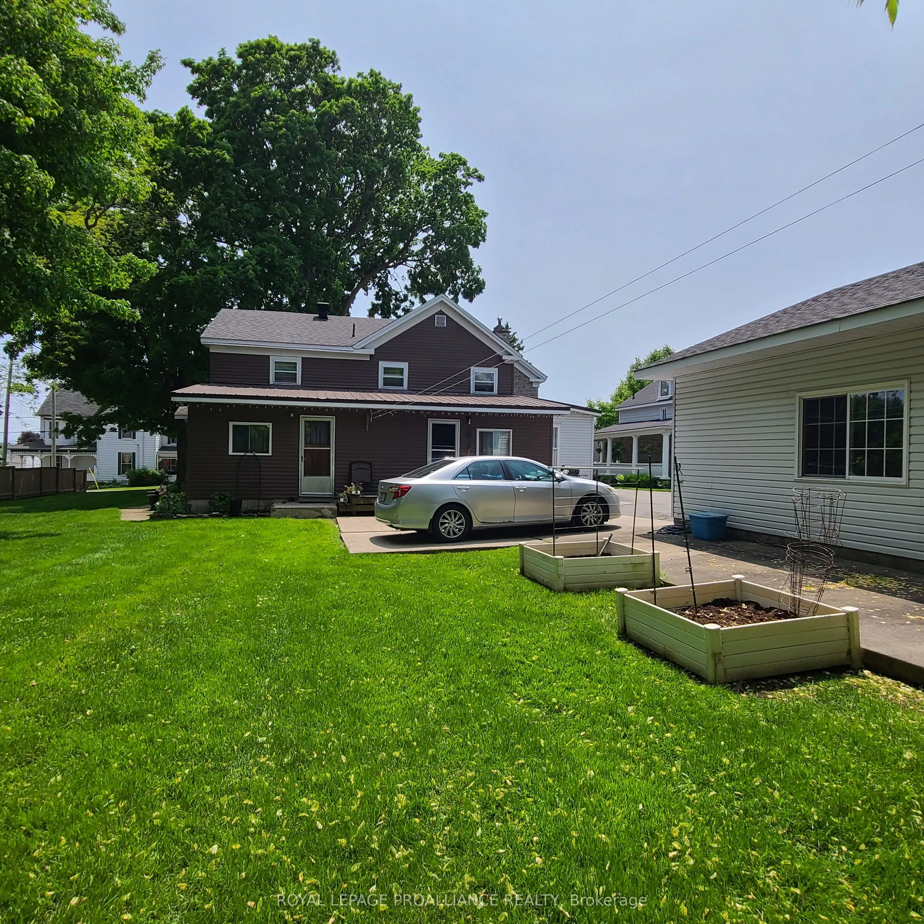 634 Henry Street W