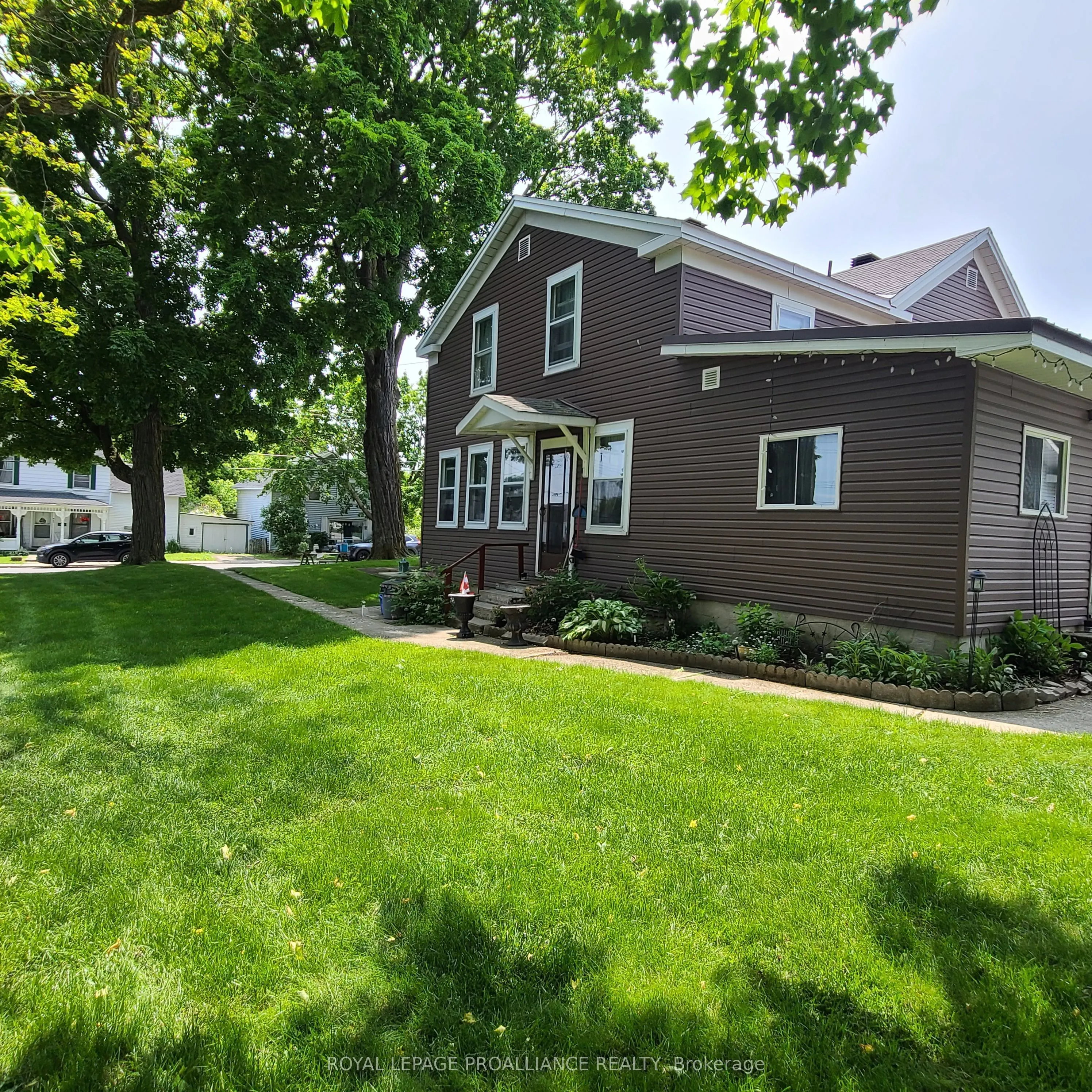 634 Henry Street W