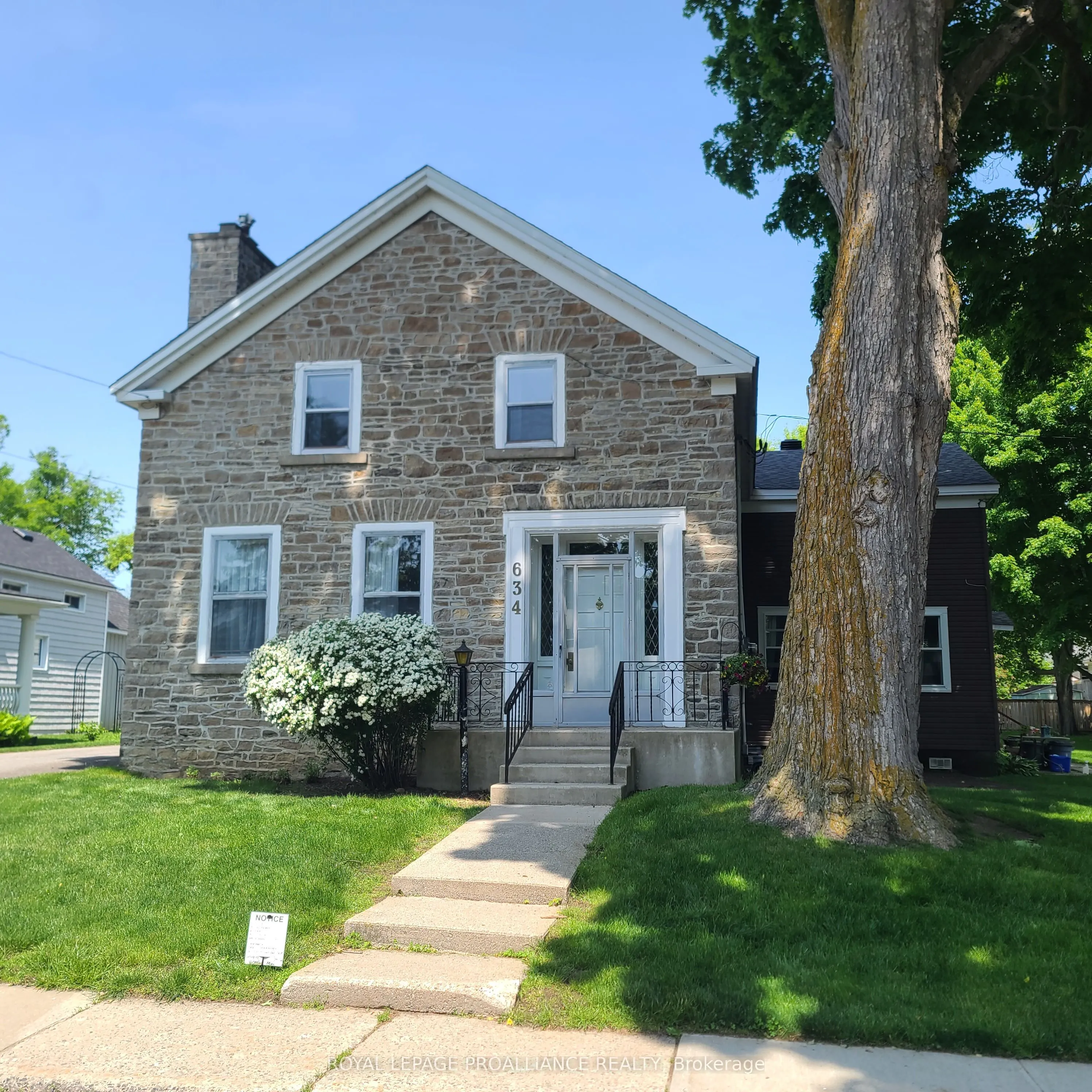 634 Henry Street W