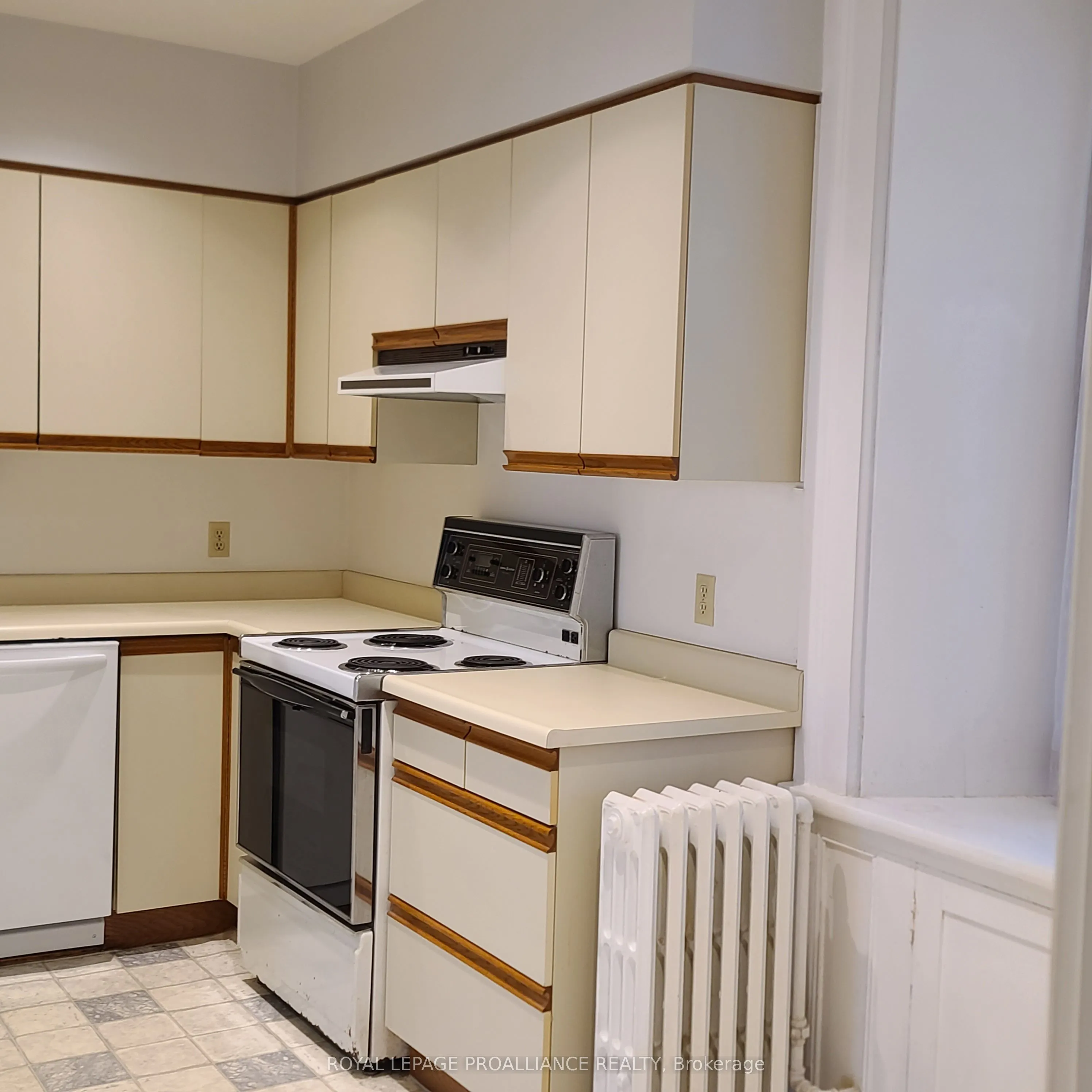 634 Henry Street W