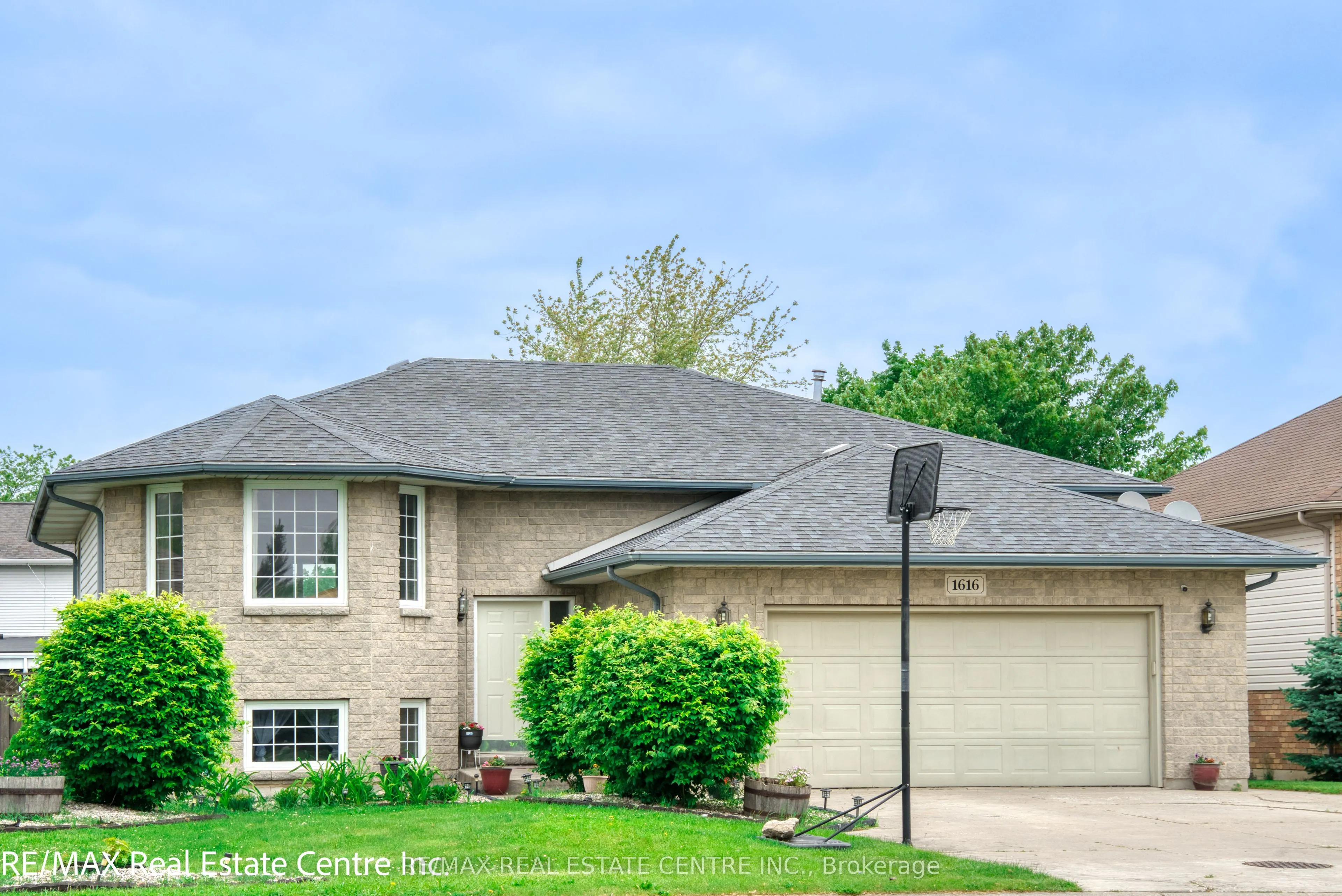 1616 Birchwood Crescent
