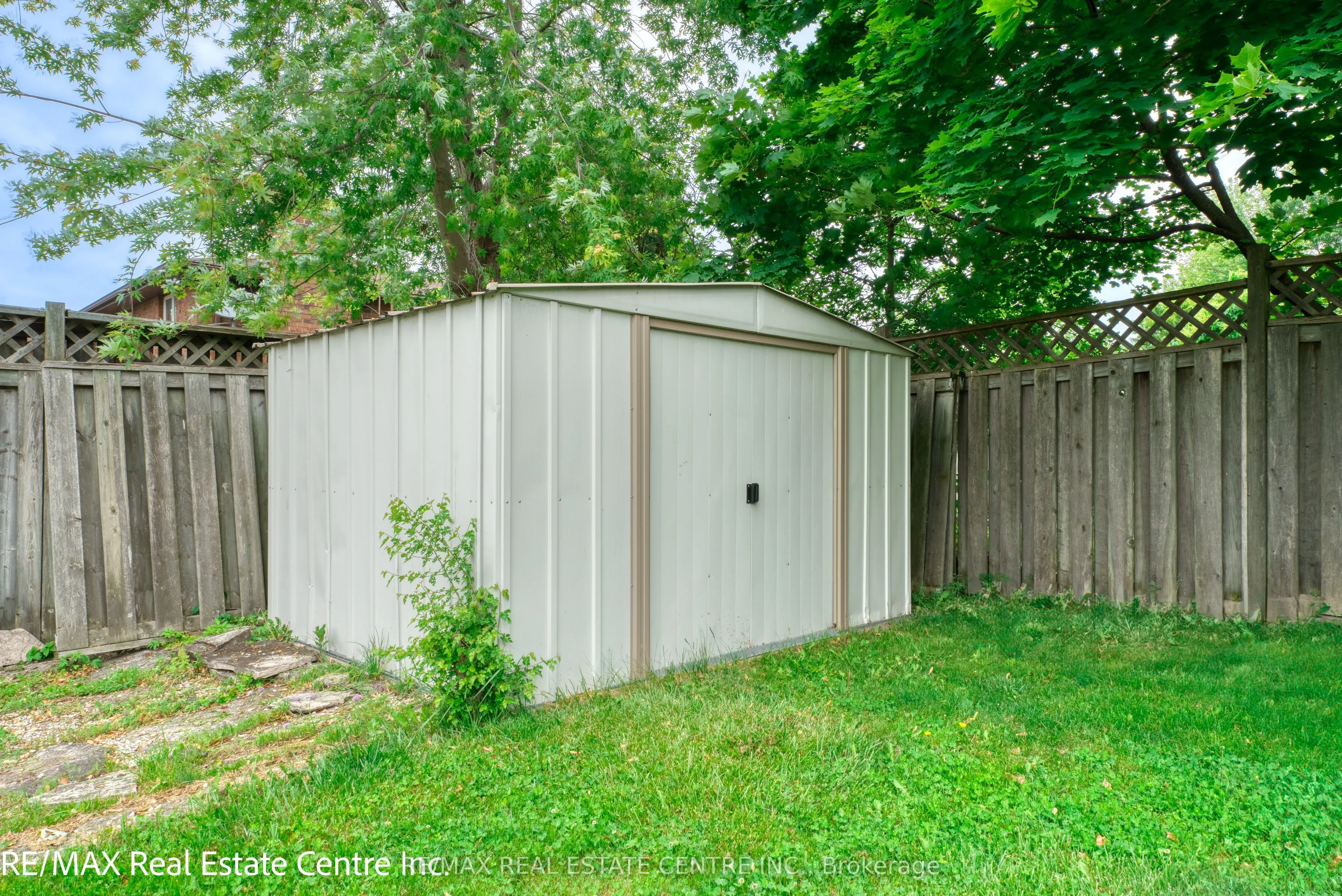 1616 Birchwood Crescent