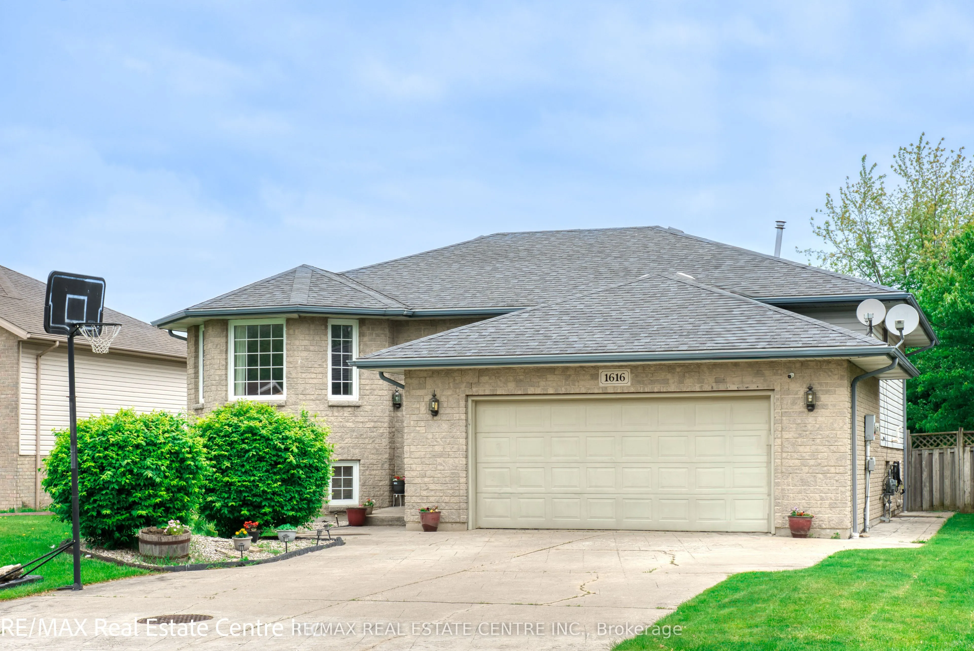 1616 Birchwood Crescent