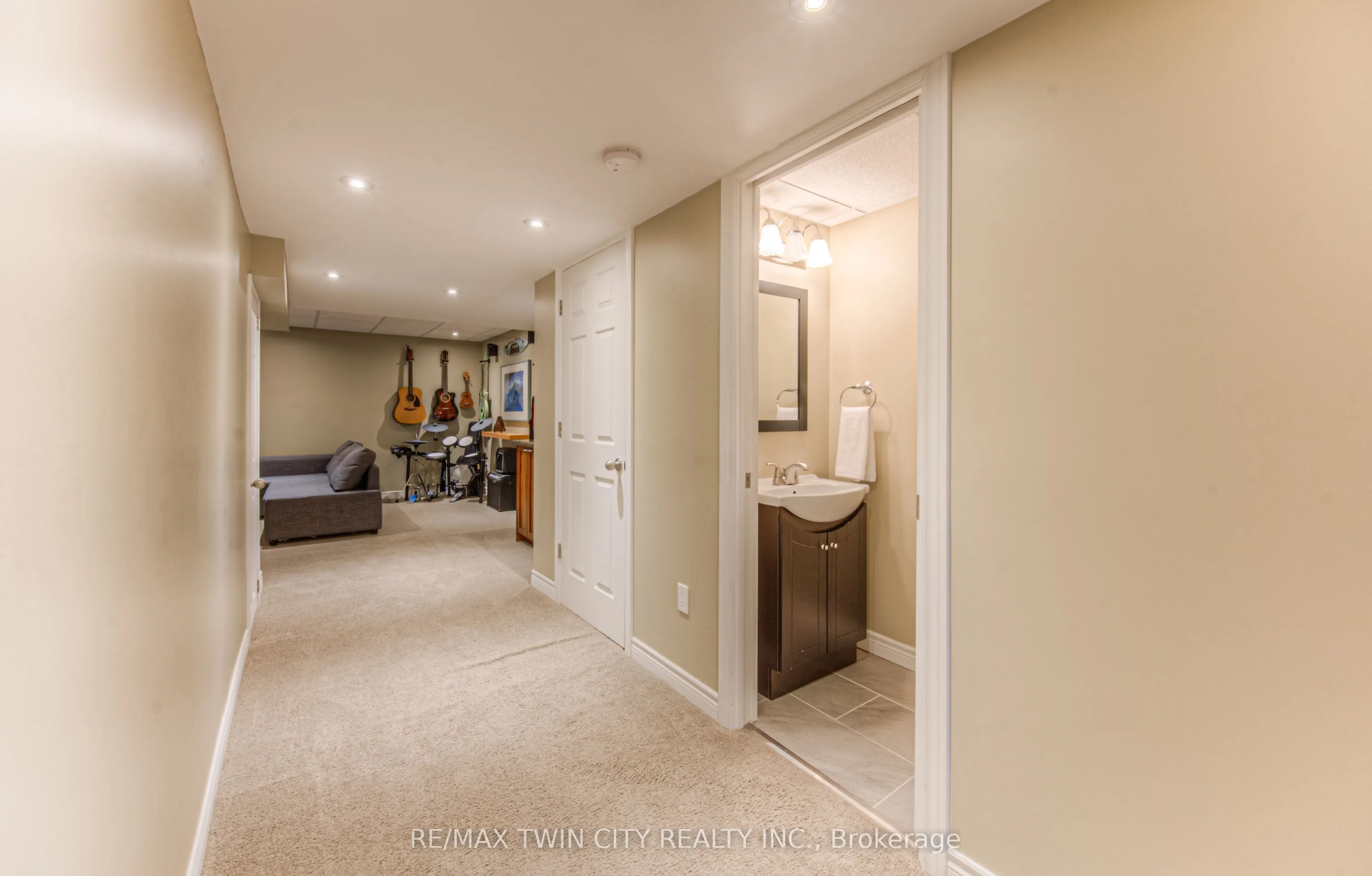 381 University Downs Crescent