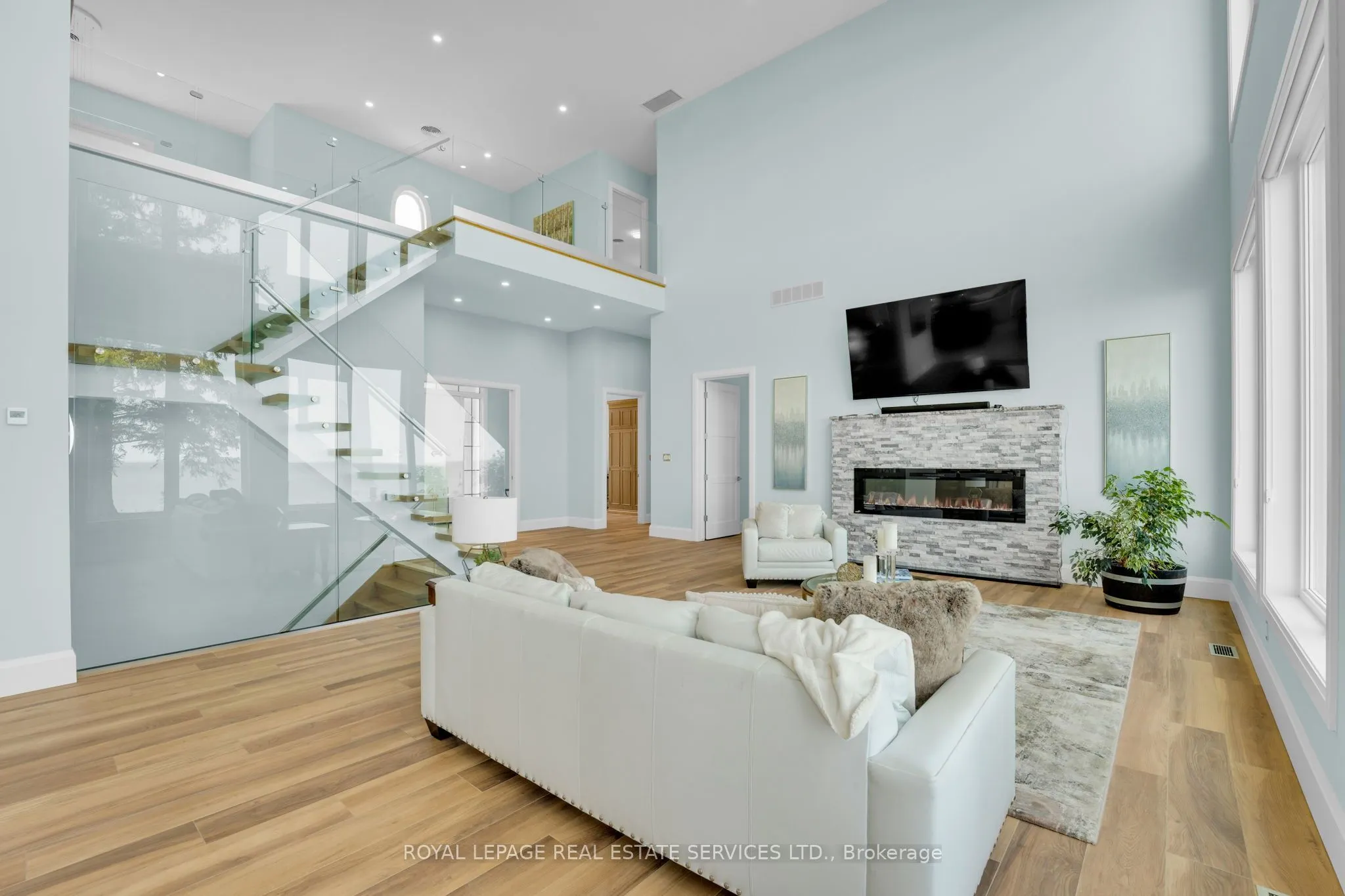 2581 North Service Road