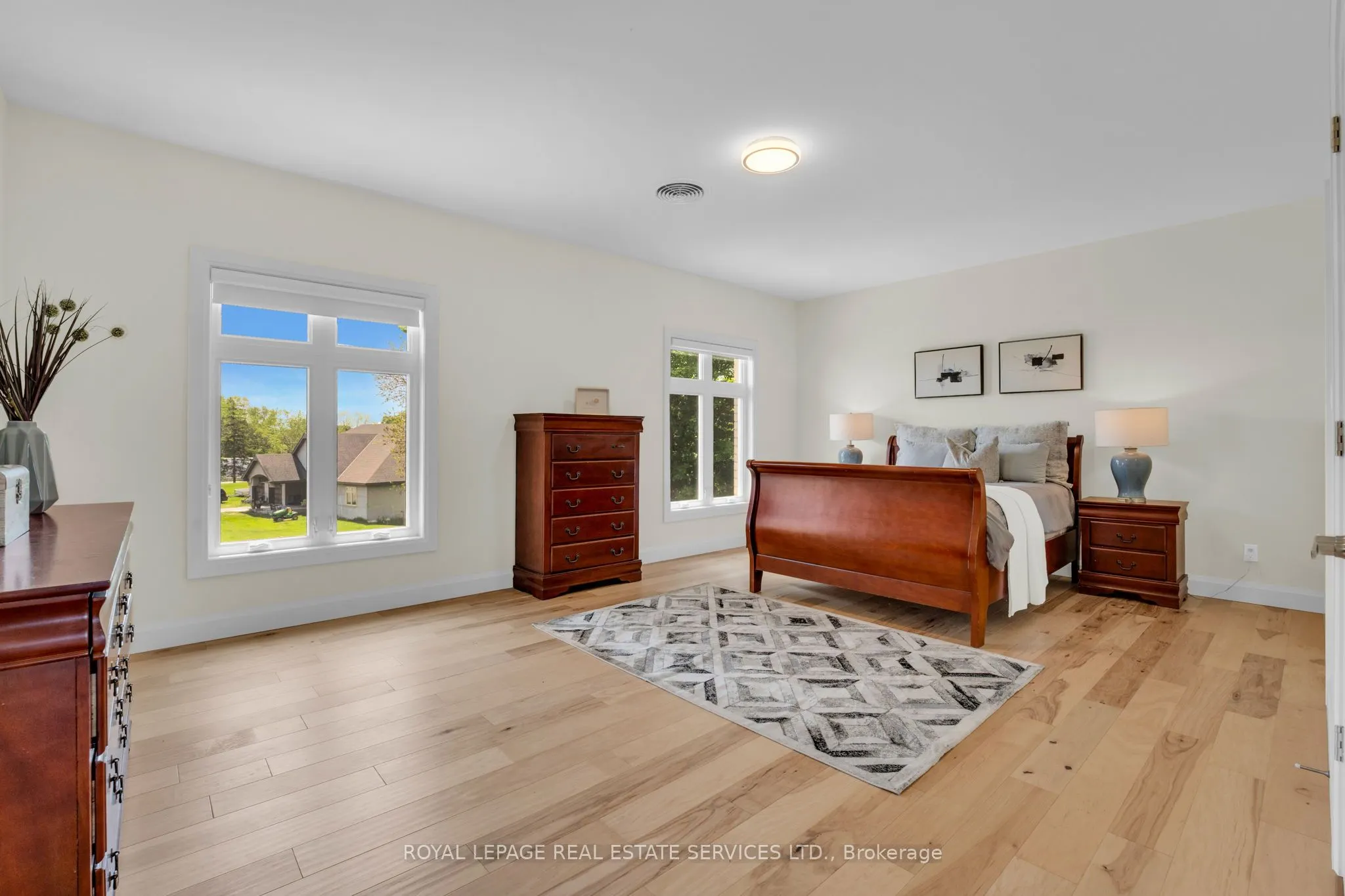 2581 North Service Road