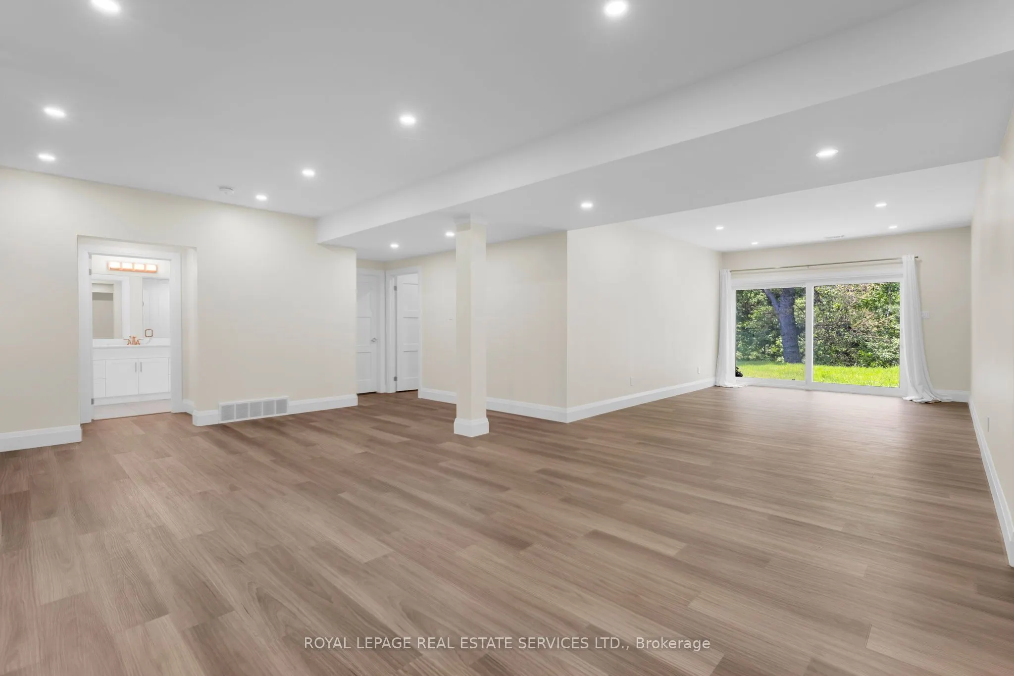 2581 North Service Road