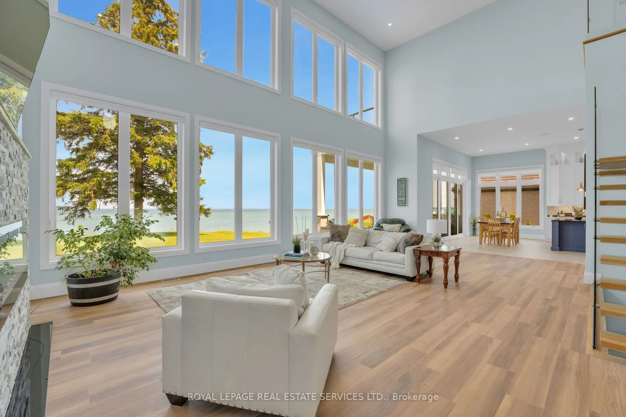 2581 North Service Road