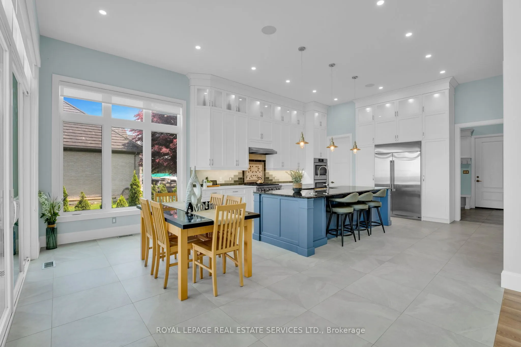 2581 North Service Road
