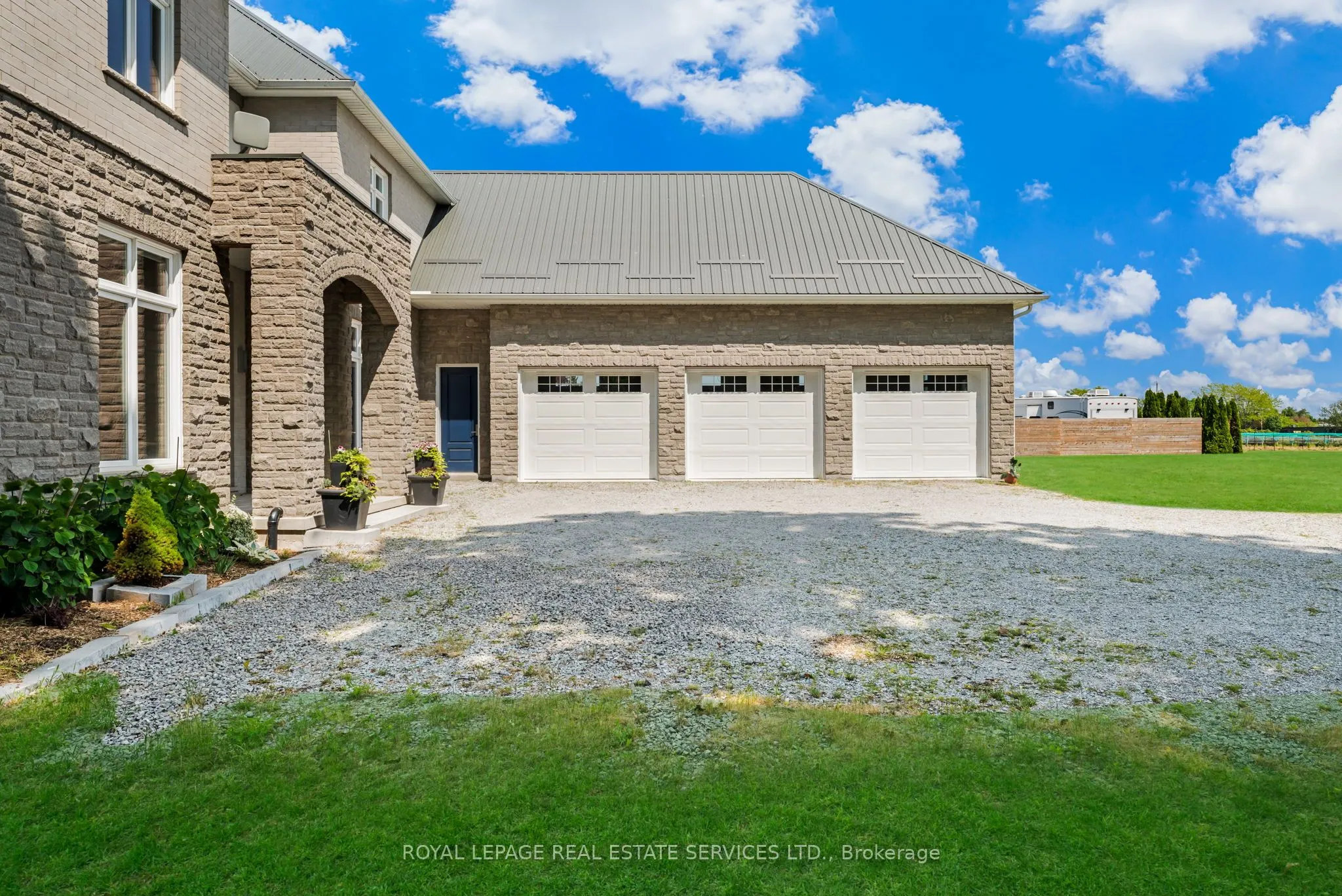 2581 North Service Road