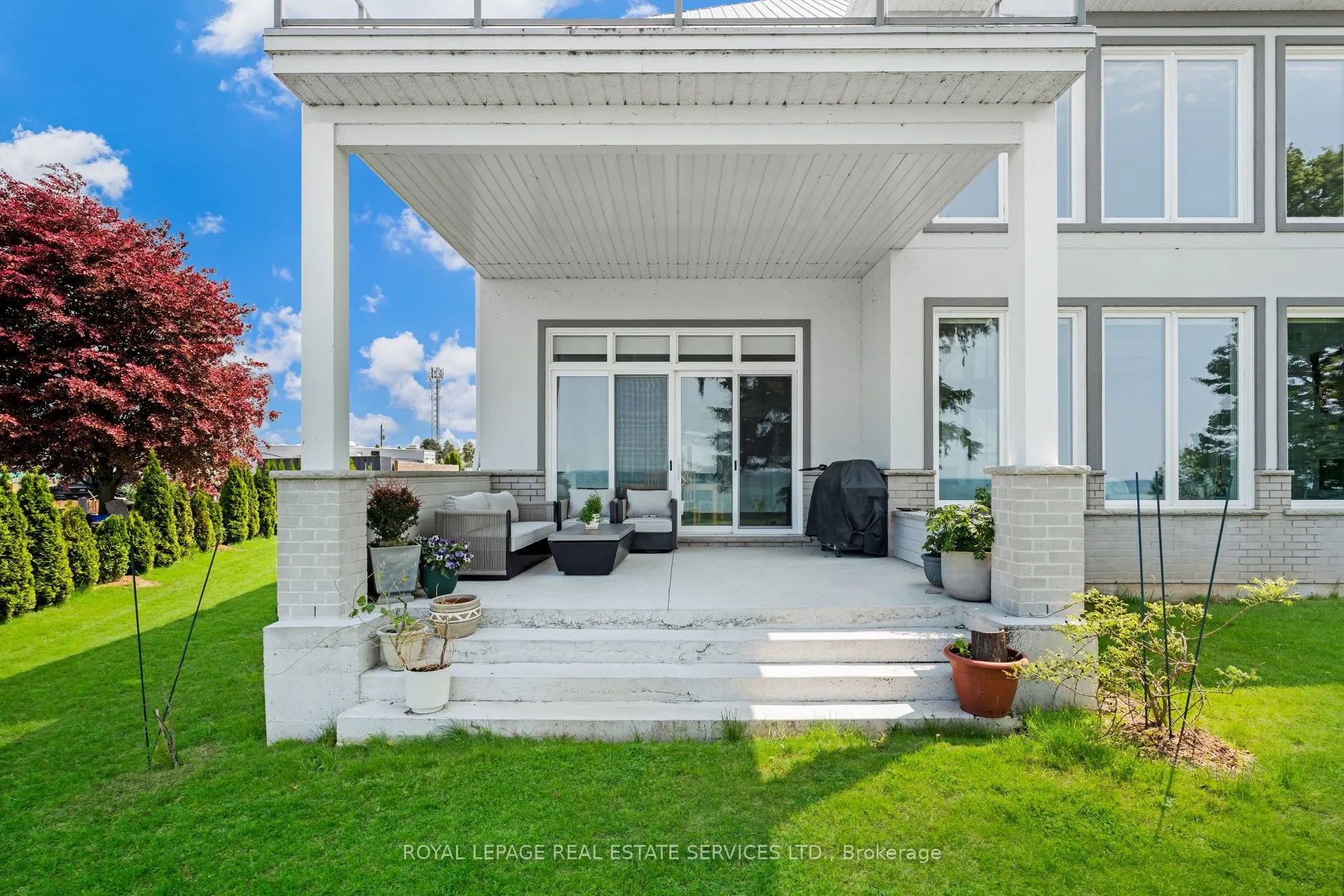 2581 North Service Road
