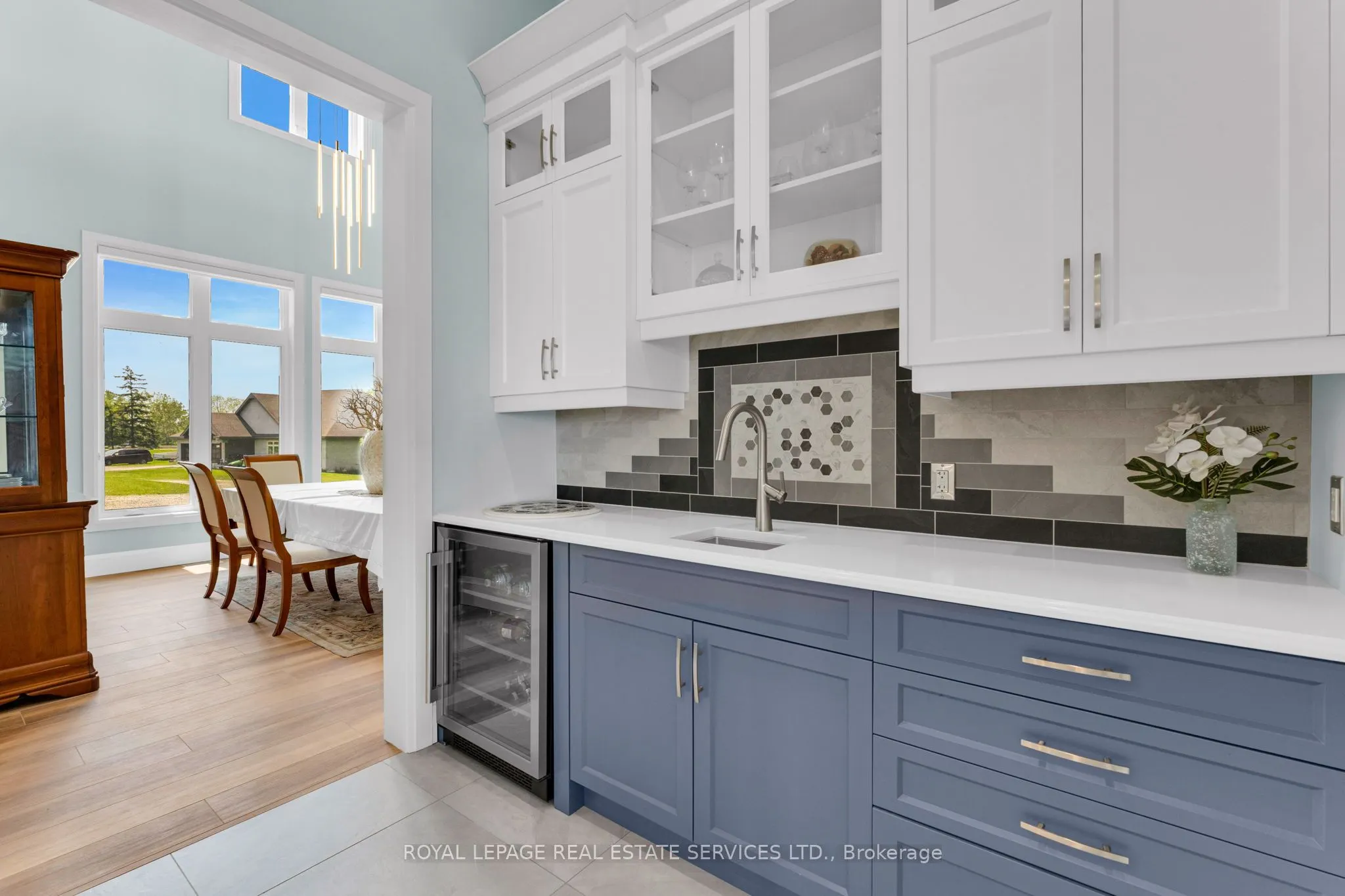 2581 North Service Road