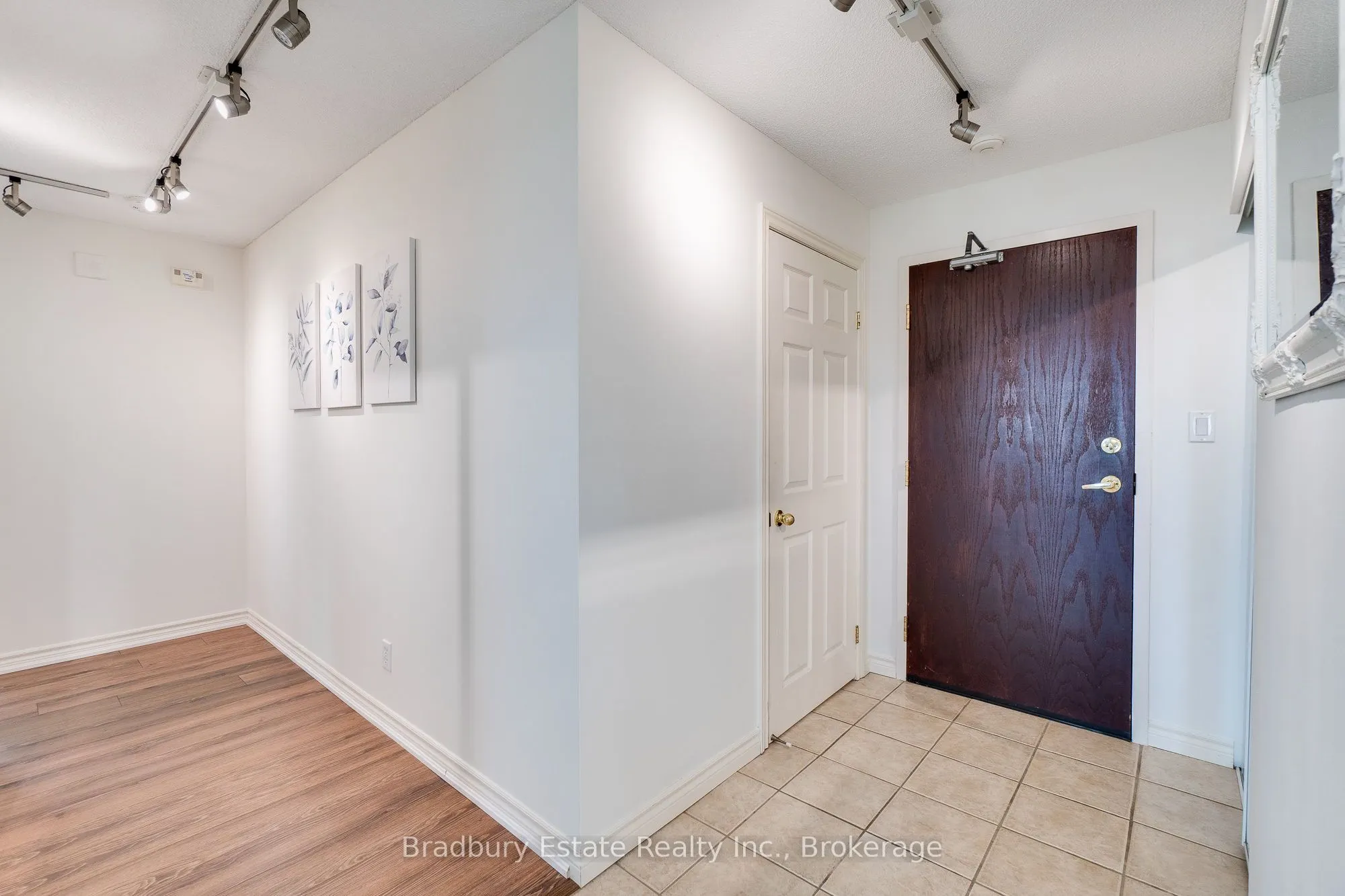 262 Dundas Street E, #105