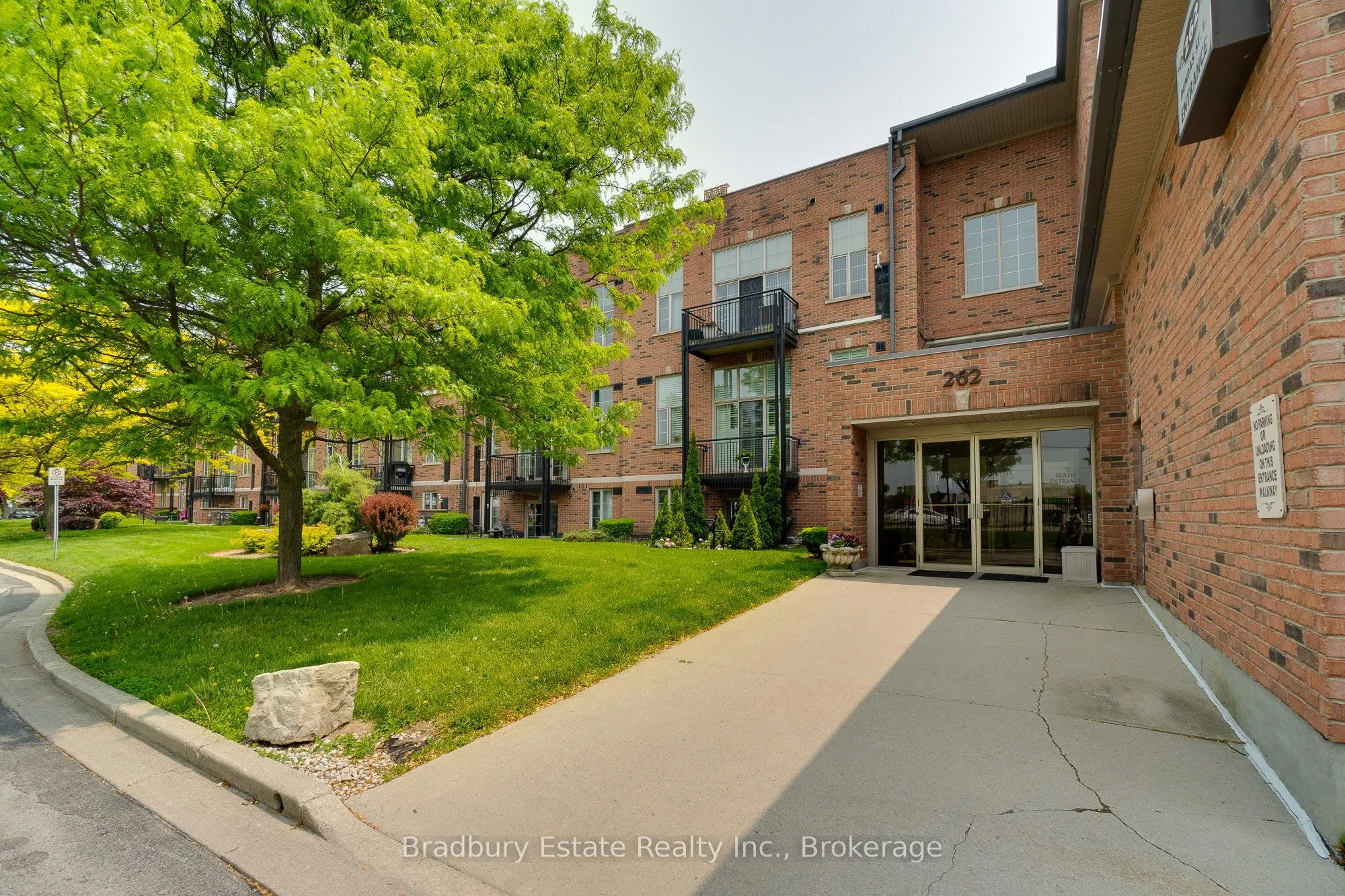 262 Dundas Street E, #105