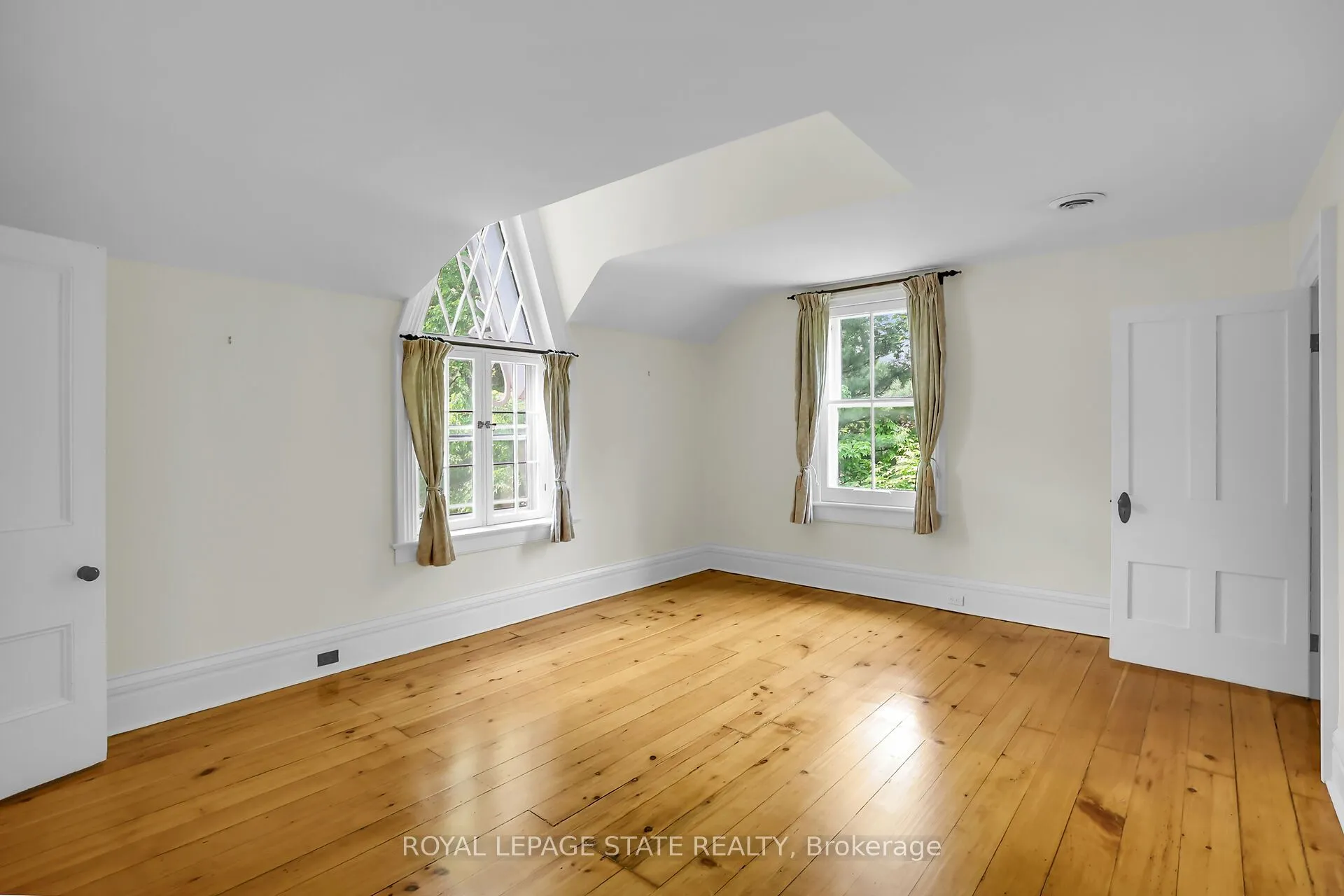 262 Main Street W