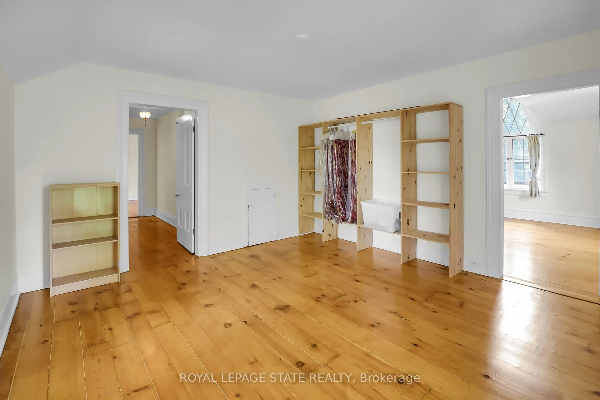 262 Main Street W