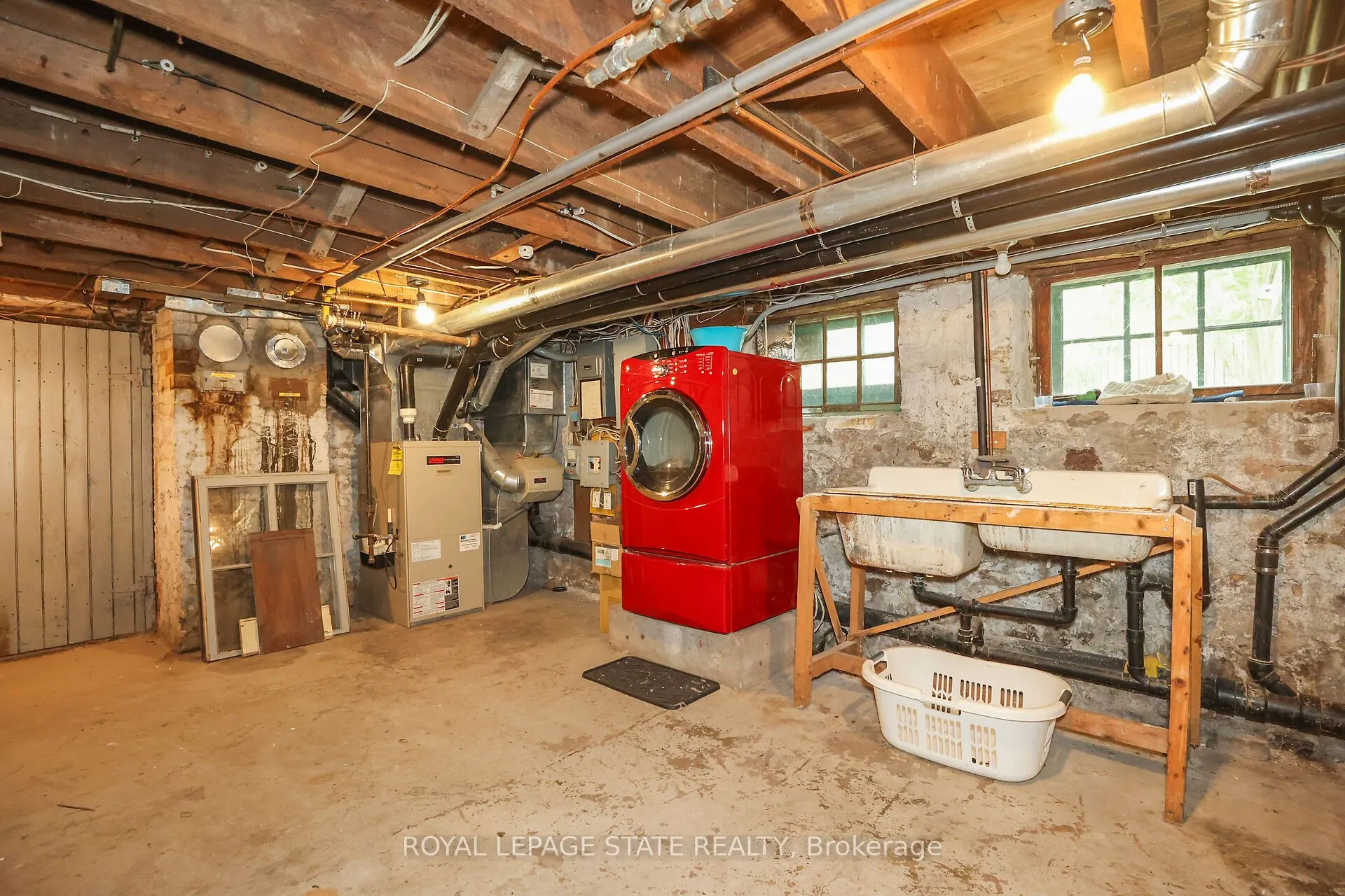 262 Main Street W