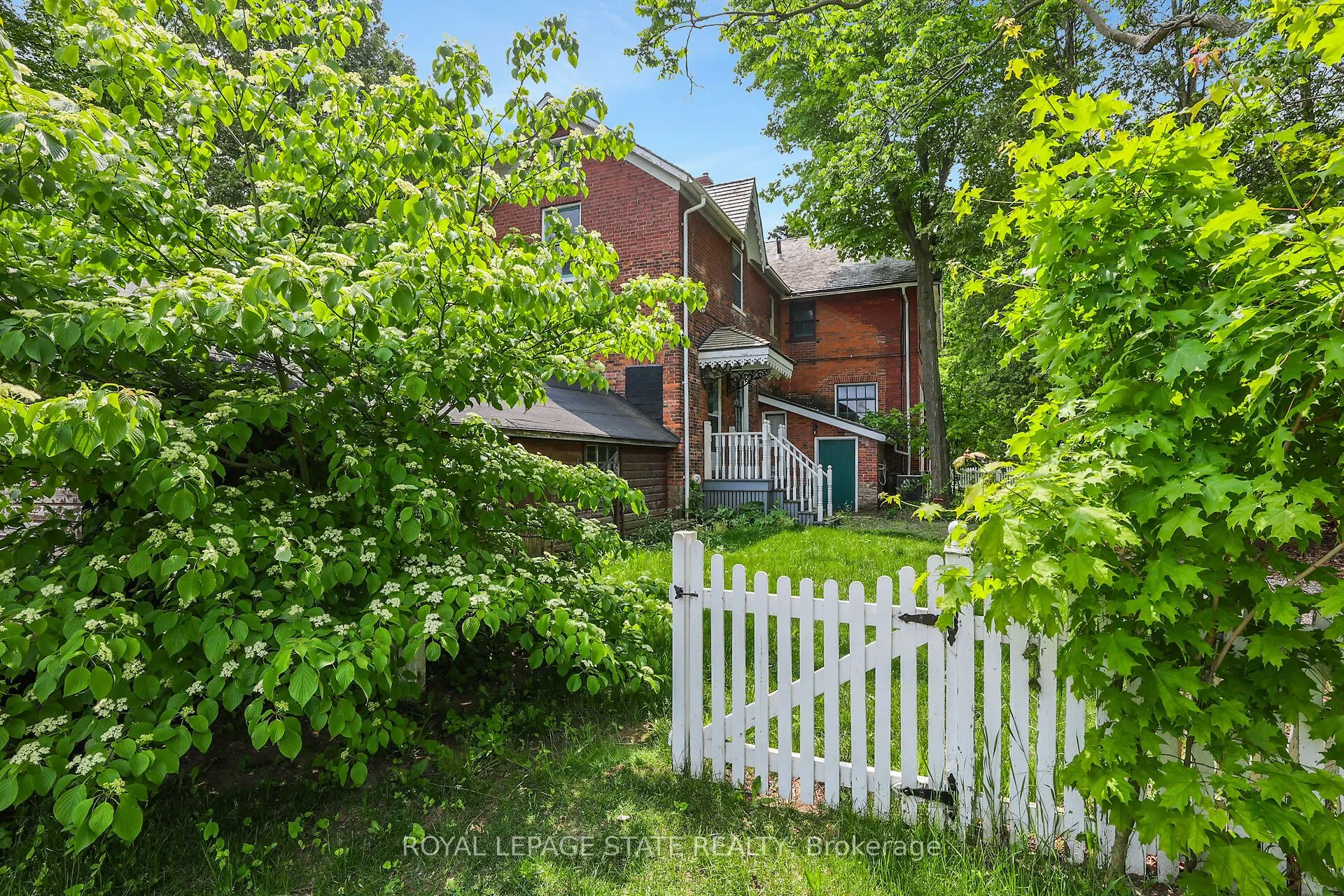 262 Main Street W