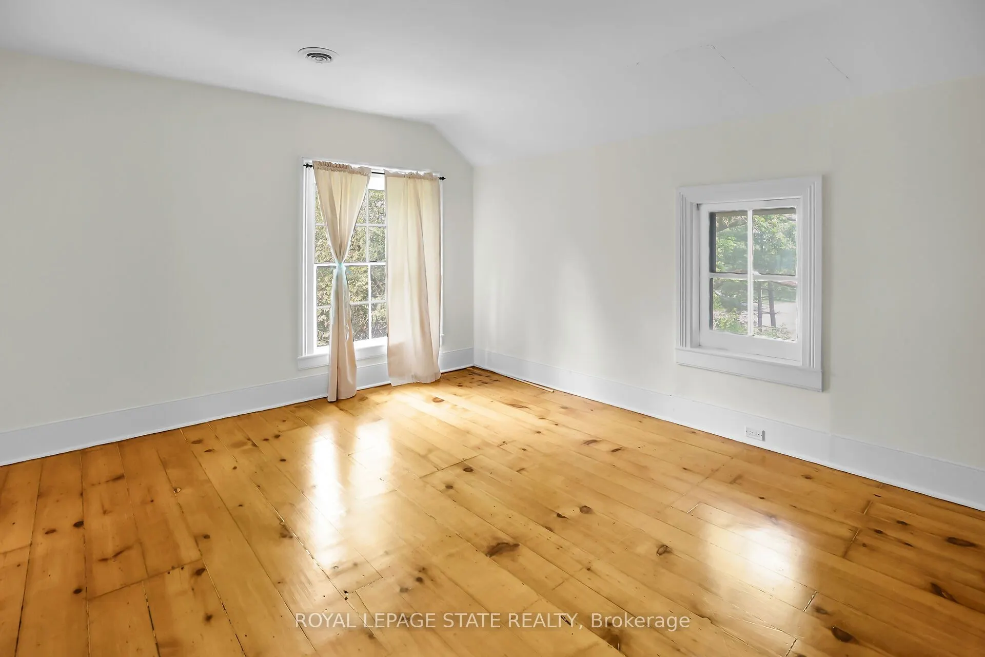 262 Main Street W