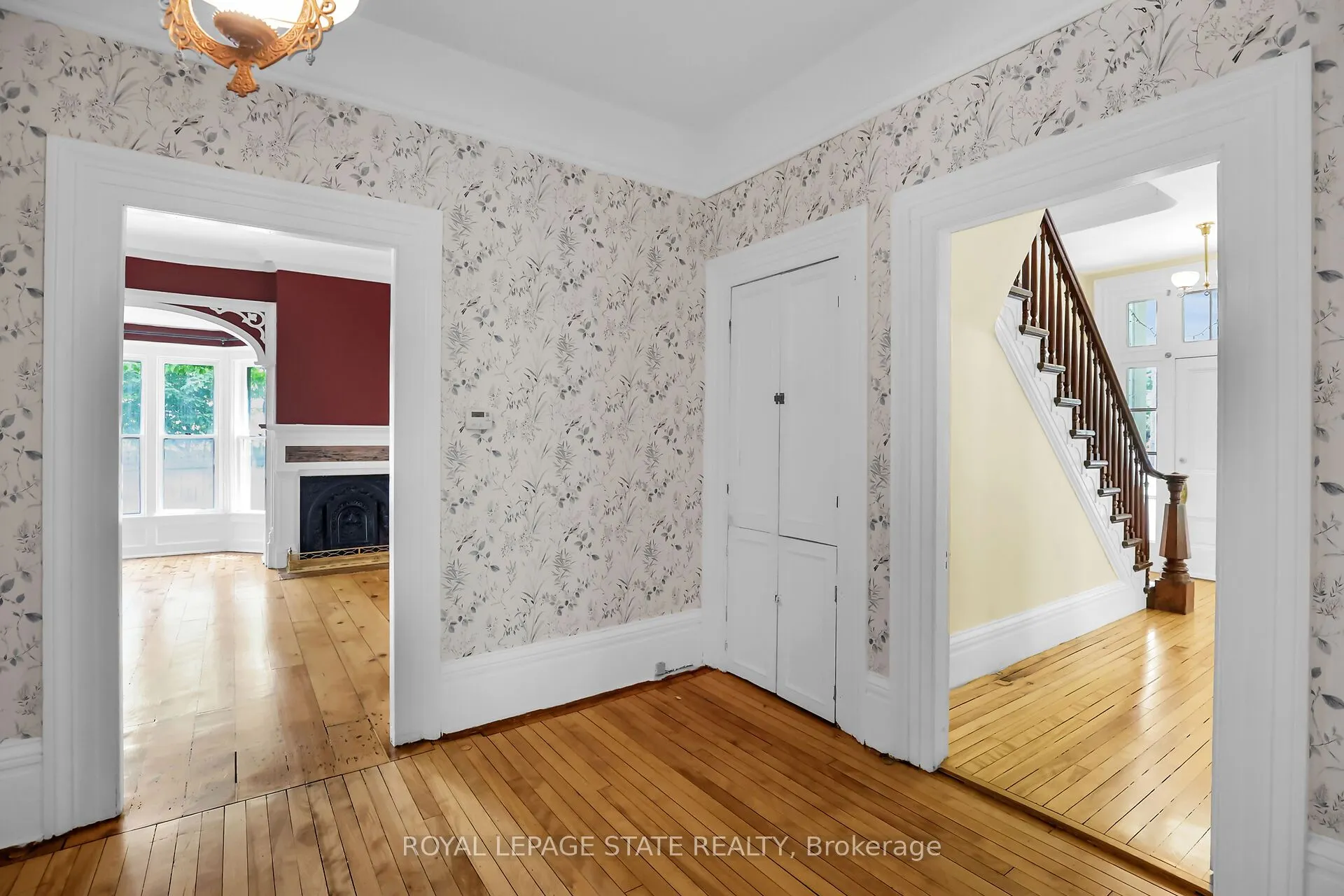 262 Main Street W