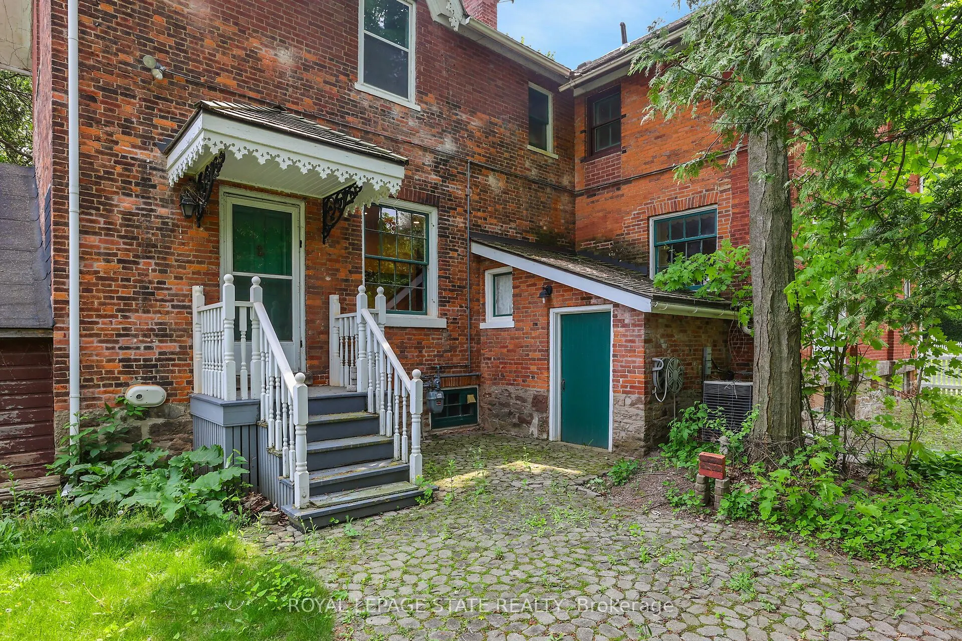 262 Main Street W